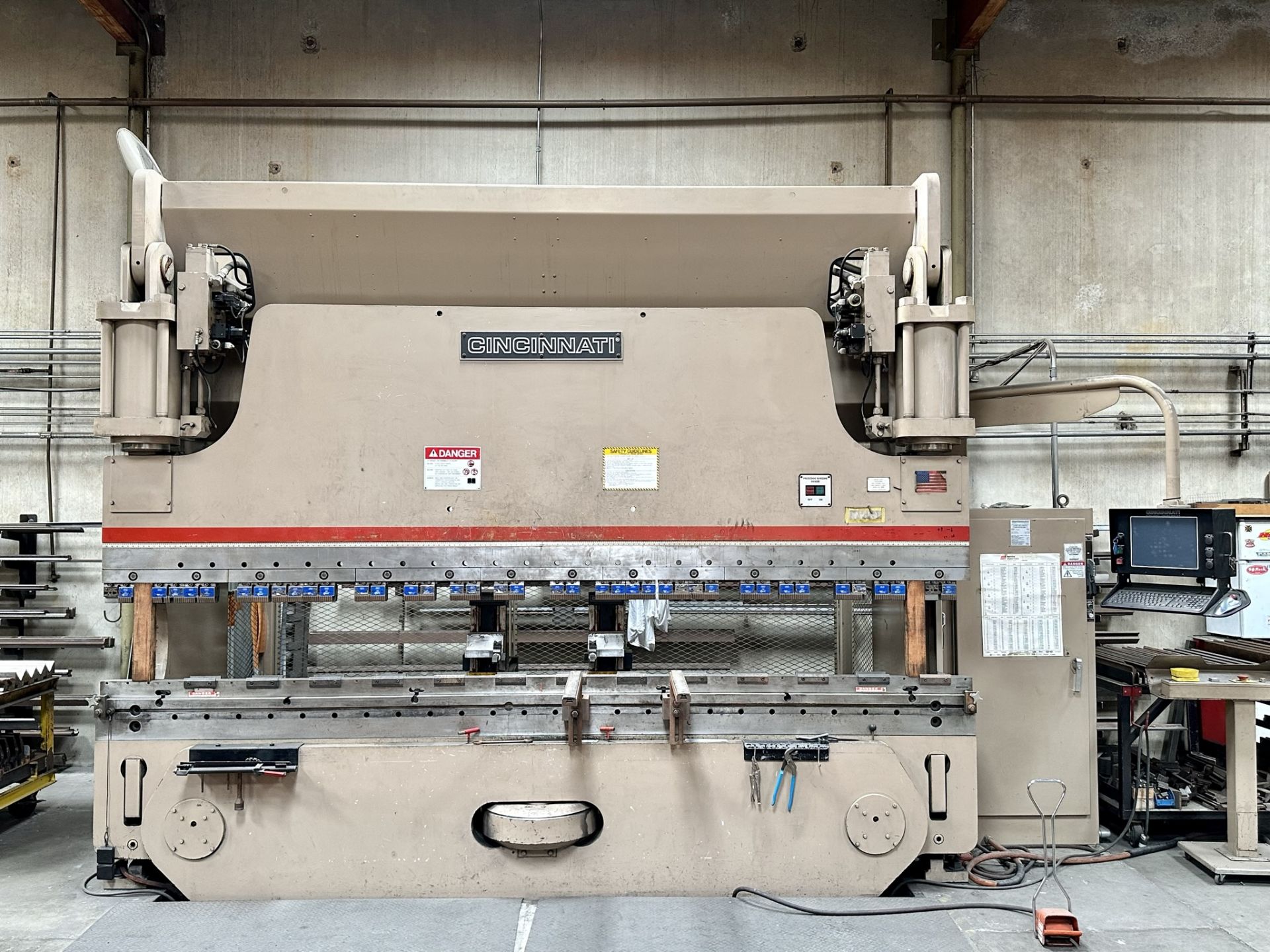 CINCINNATI 230 AF X 12' AUTOFORM HYDRAULIC PRESS BRAKE, 230-TON CAPACITY, 10' BETWEEN HOUSING, 16"