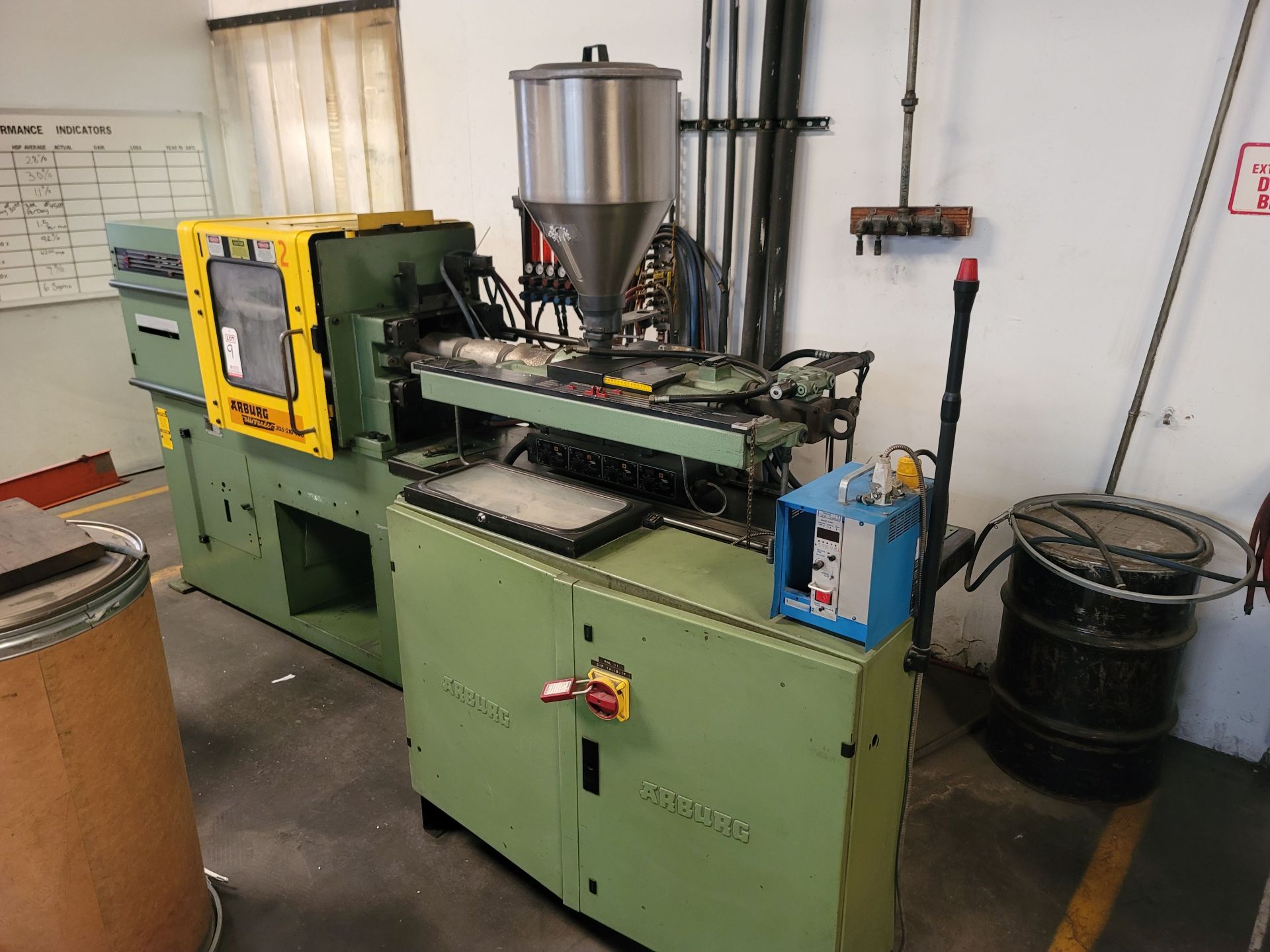 ARBURG HORIZONTAL PLASTIC INJECTION MOLDER, MODEL 305-210-700, 70-TON, MATERIAL HOPPER, S/N - Image 2 of 9