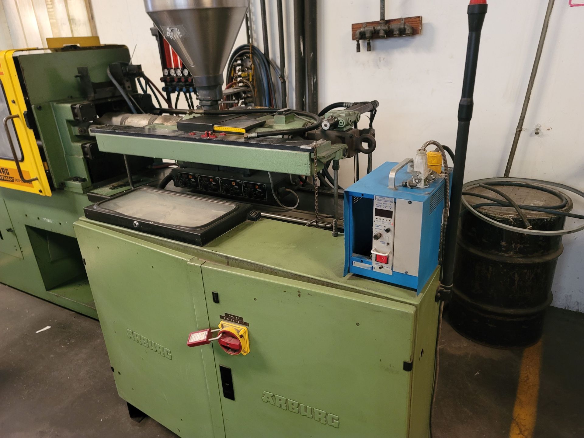 ARBURG HORIZONTAL PLASTIC INJECTION MOLDER, MODEL 305-210-700, 70-TON, MATERIAL HOPPER, S/N - Image 3 of 9