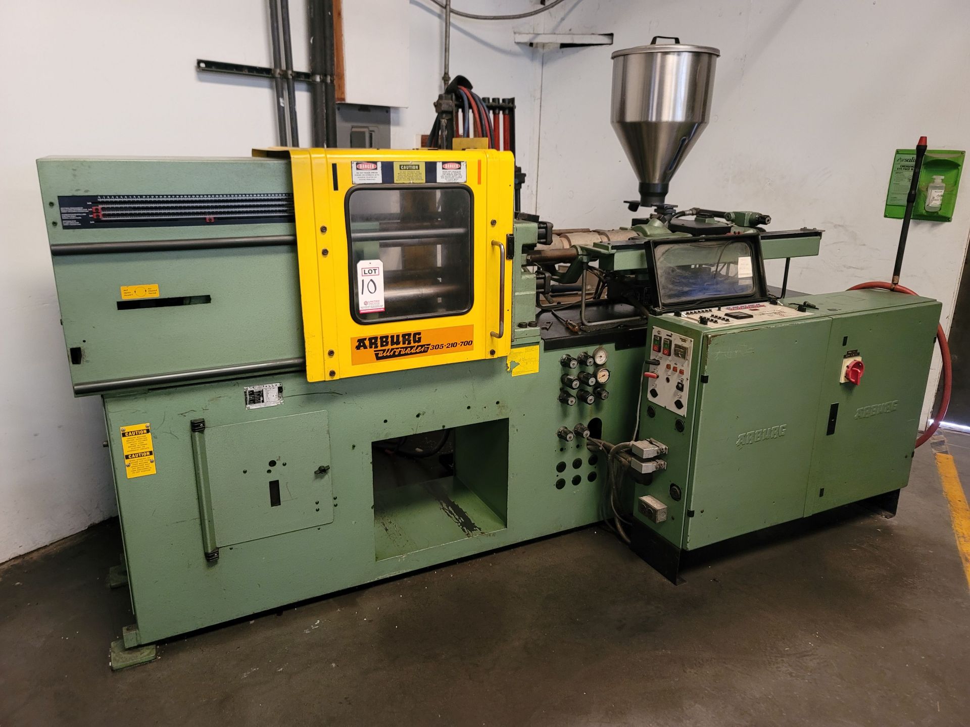 ARBURG HORIZONTAL PLASTIC INJECTION MOLDER, MODEL 305-210-700, 70-TON, MATERIAL HOPPER, S/N 126721