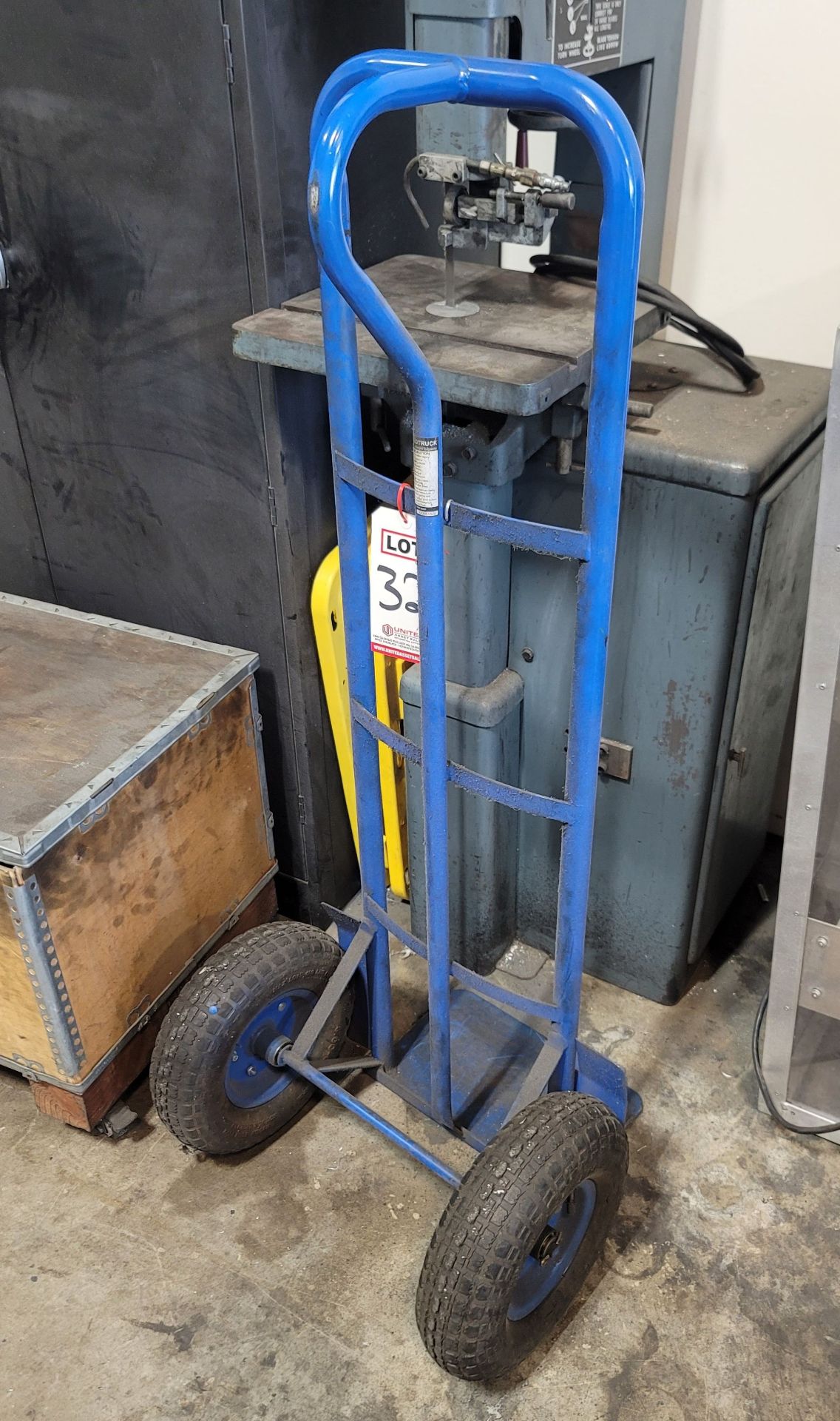 HAND TRUCK, 700 LB CAPACITY, PNEUMATIC TIRES