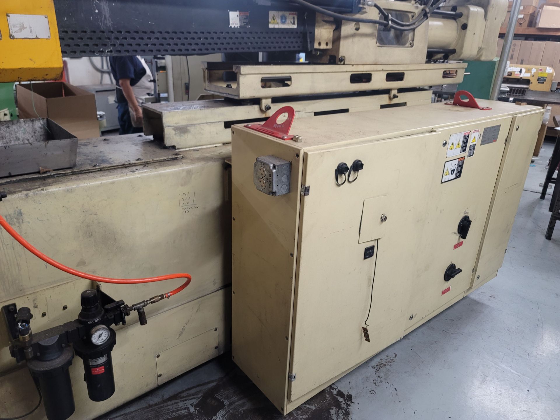 2001 HUSKY H225 RS55/45 PLASTIC INJECTION MOLDING MACHINE, 225 TON CAPACITY, 13.2 SHOT SIZE, 37" X - Image 3 of 12