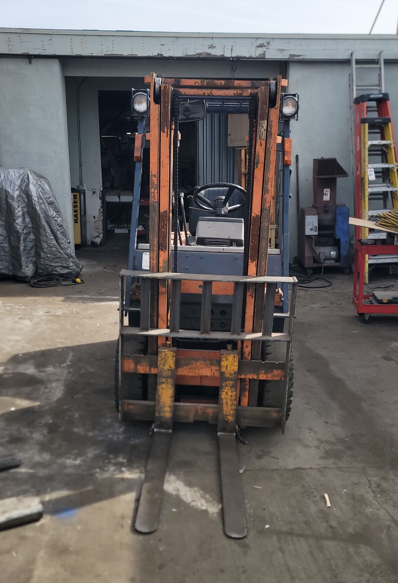 TOYOTA GASOLINE FORKLIFT, MODEL 5FGL15, 3,000 LB CAPACITY, 2-STAGE MAST, 34" FORKS, SOLID CUSHION - Image 3 of 10