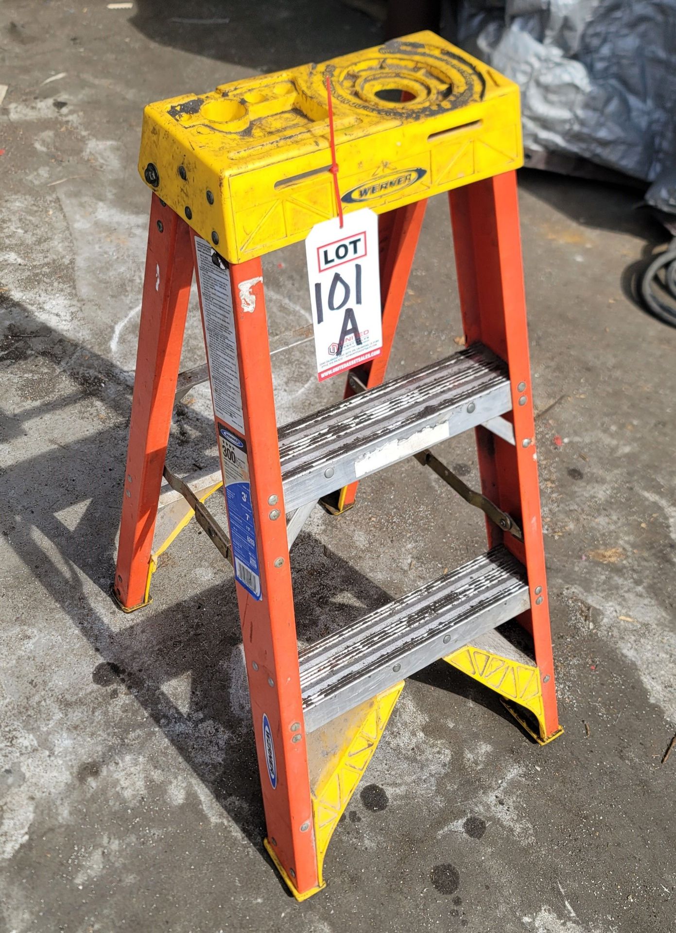 WERNER 3' / 2-STEP STEPLADDER, MODEL 6203, 300 LB CAPACITY