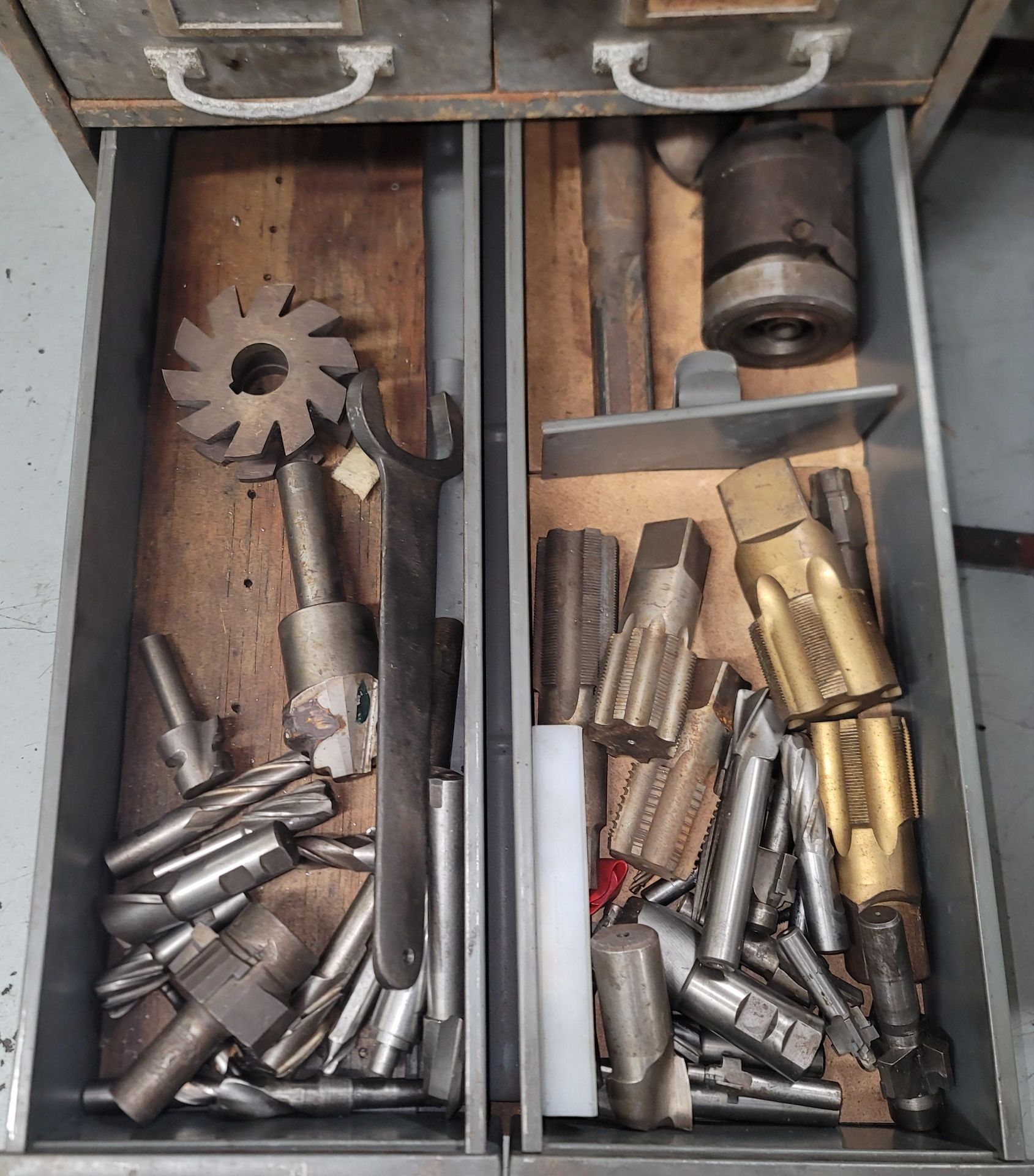 12-DRAWER STEEL CABINET, W/ CONTENTS: FULL OF TOOLING: REAMERS, TAPS, DRILLS, LATHE AND MILL - Image 2 of 7
