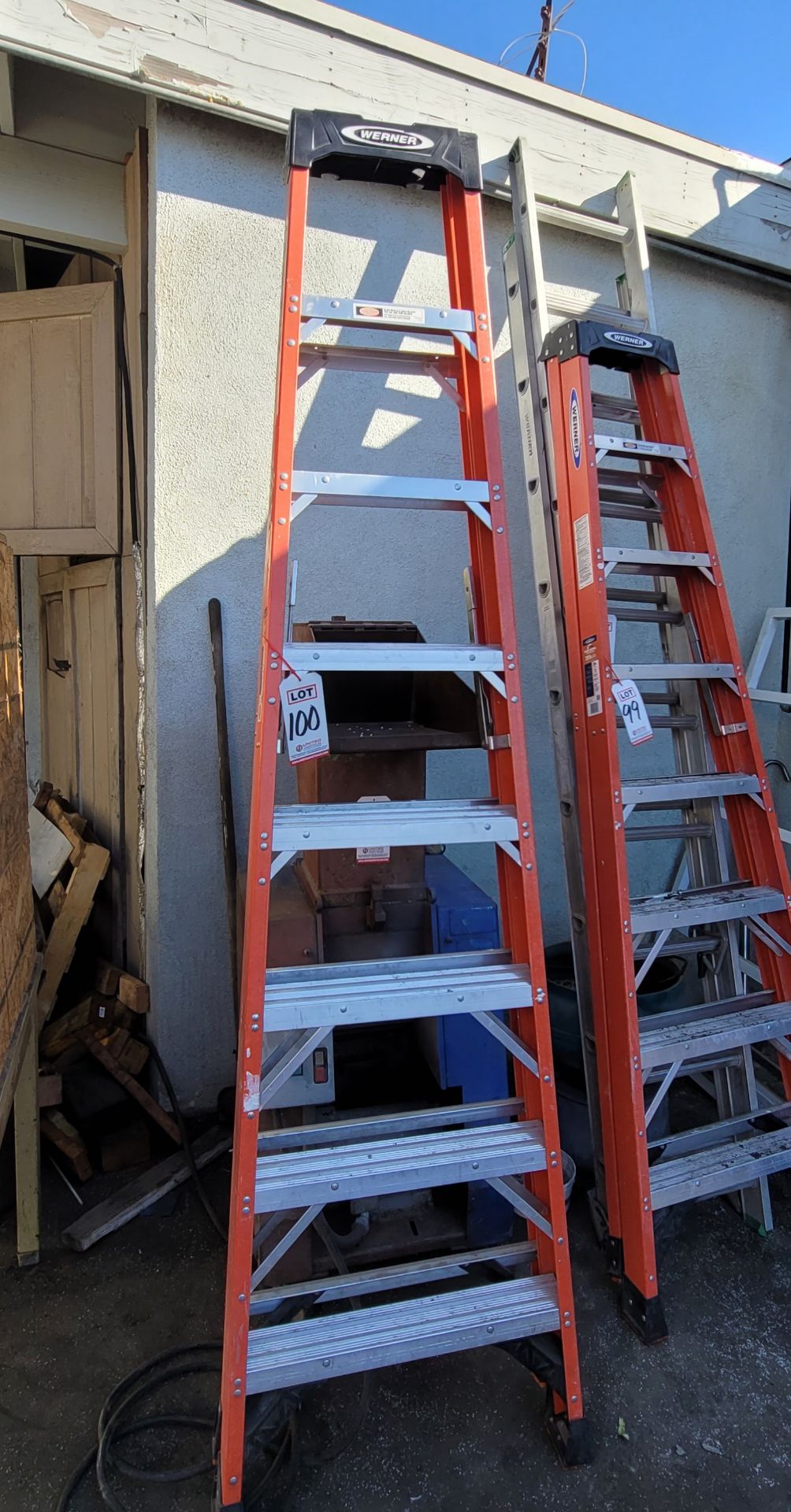 WERNER 8' PROFESSIONAL FIBERGLASS LADDER, MODEL NXTIA08, 300 LB CAPACITY