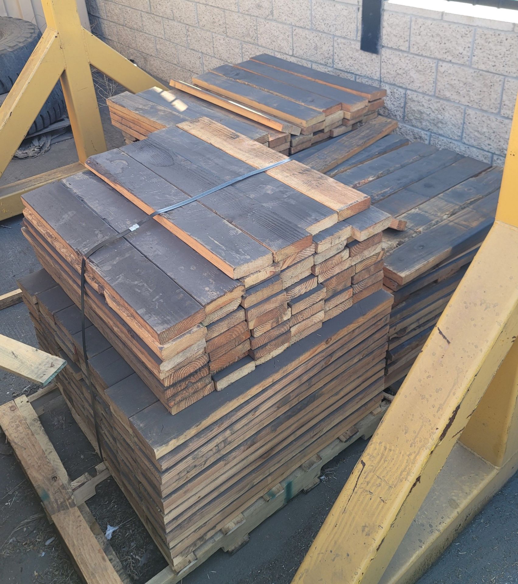 LOT - STACK OF PALLET RACKING, TO INCLUDE 12' X 40" UPRIGHTS, 8' BEAMS, (3) PALLETS OF 2" X 6" X 36" - Image 4 of 4