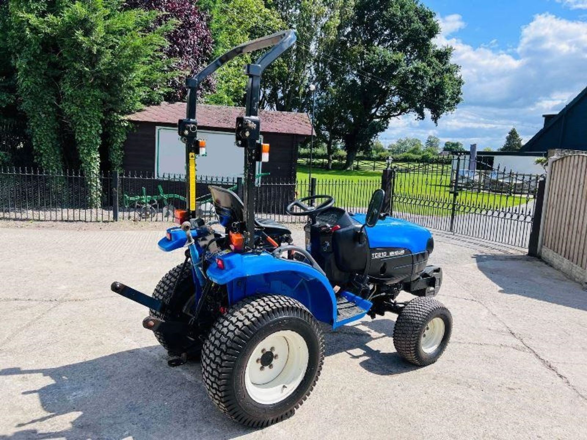 NEW HOLLAND TC21 COMPACT TRACTOR C/W FRONT WEIGHTS - Image 3 of 15