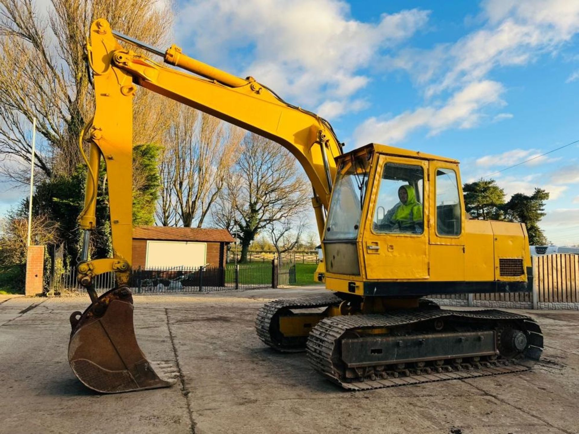 LIEBHERR 900 TRACKED EXCAVATOR C/W BUCKET