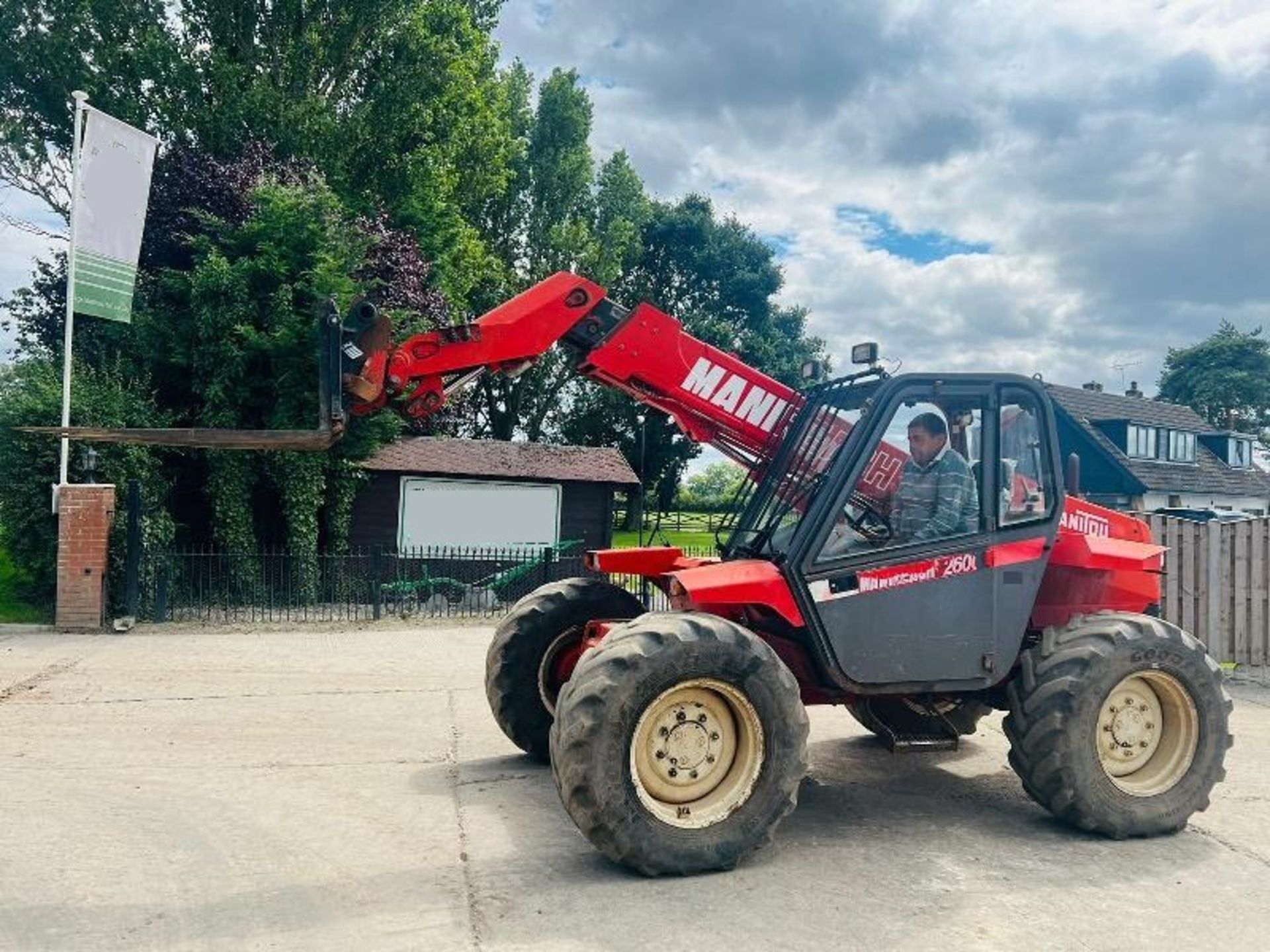 MANITOU MLT626T 4WD TELEHANDLER *AG-SPEC* C/W PICK UP HITCH