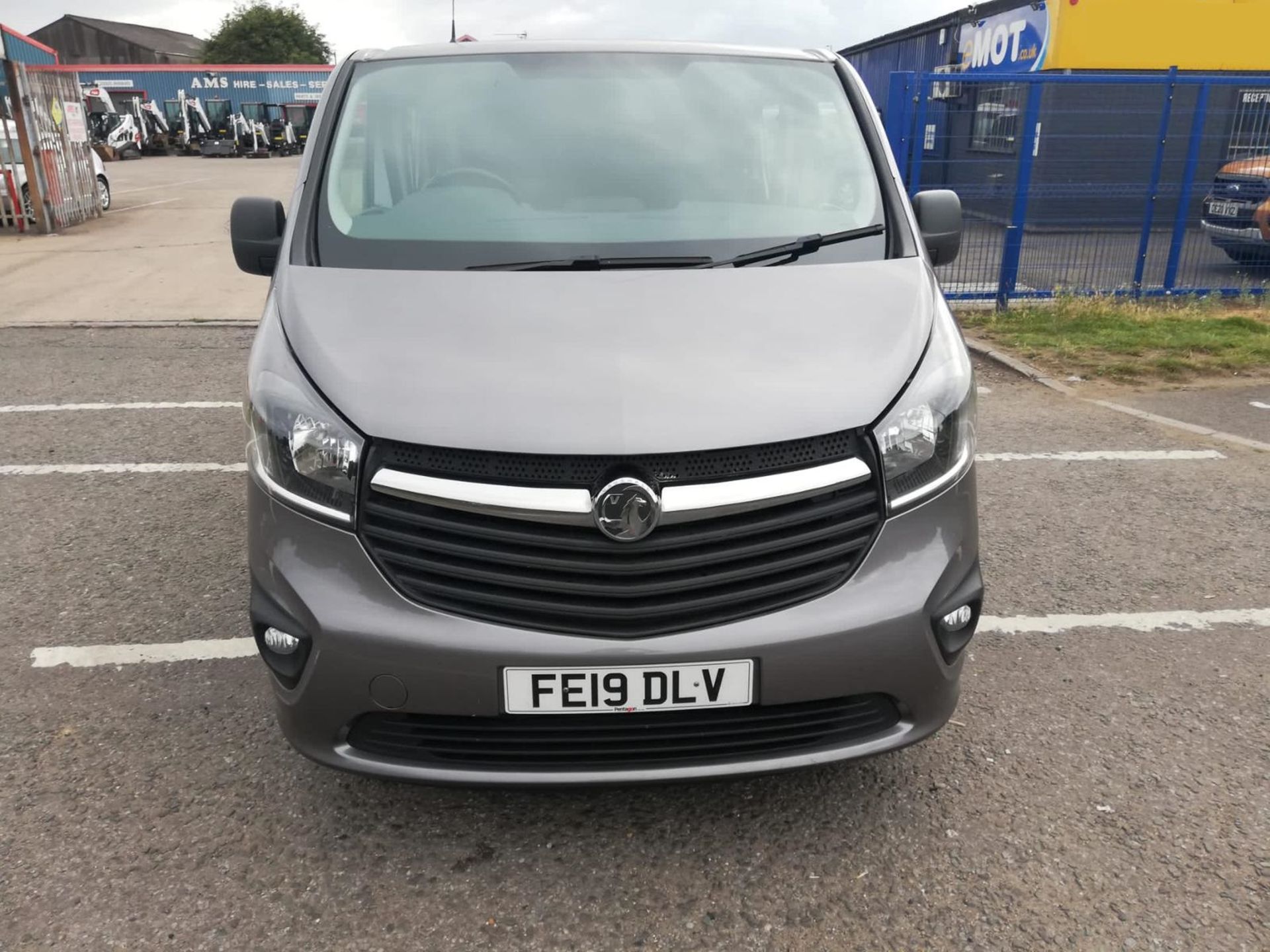 2019 19 Vauxhall vivaro crew cab Panel van - 114k miles - Euro 6 - 6 seats - Air con - Image 2 of 11