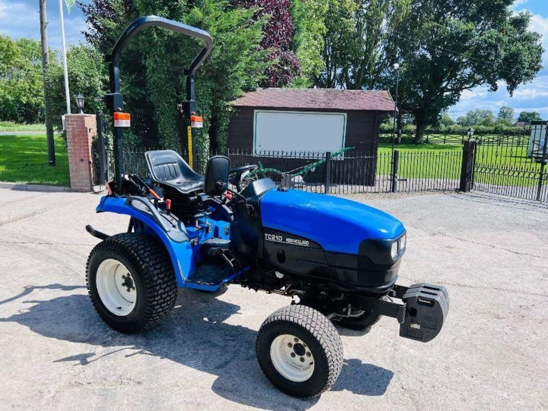 NEW HOLLAND TC21 COMPACT TRACTOR C/W FRONT WEIGHTS