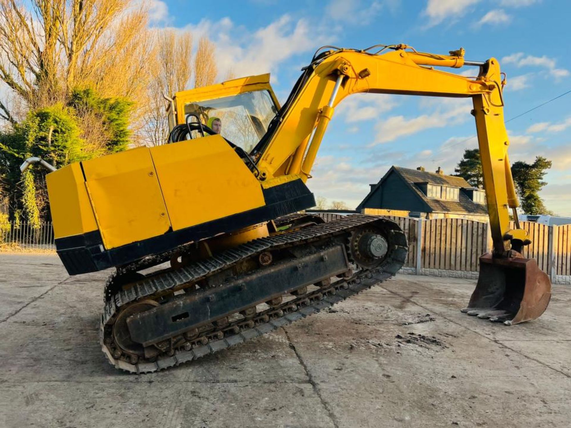 LIEBHERR 900 TRACKED EXCAVATOR C/W BUCKET - Image 8 of 12