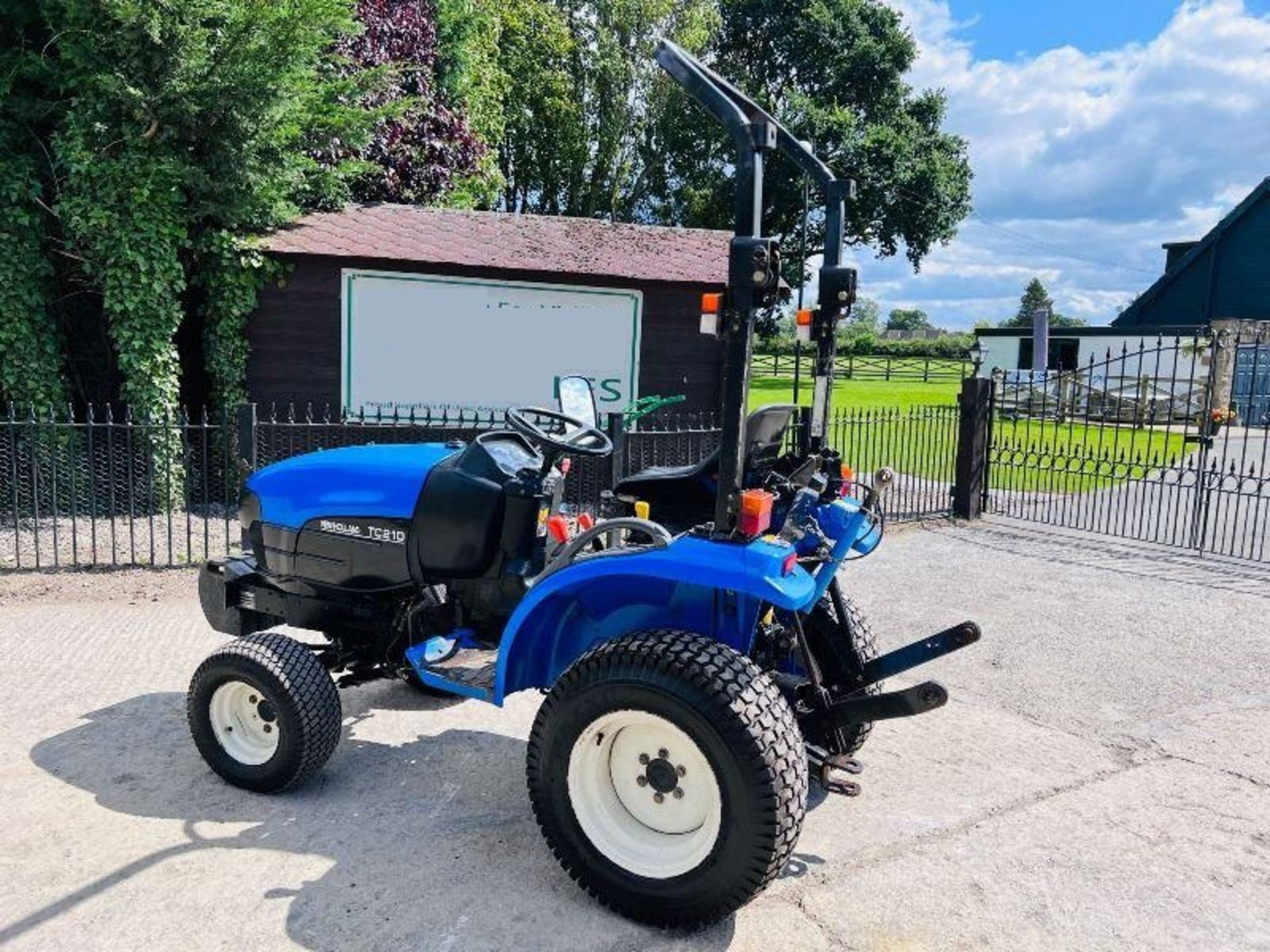 NEW HOLLAND TC21 COMPACT TRACTOR C/W FRONT WEIGHTS - Image 9 of 15