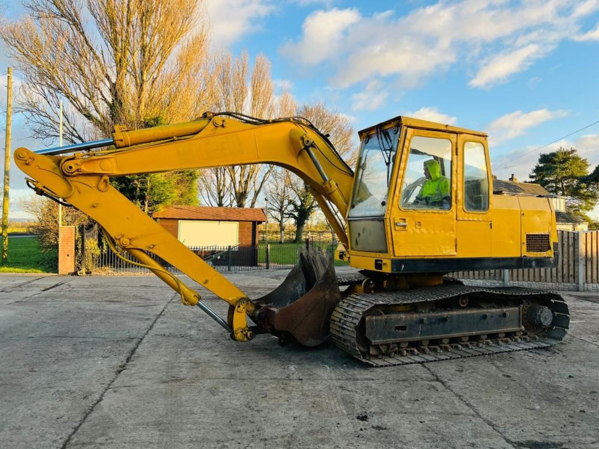 LIEBHERR 900 TRACKED EXCAVATOR C/W BUCKET - Image 3 of 12