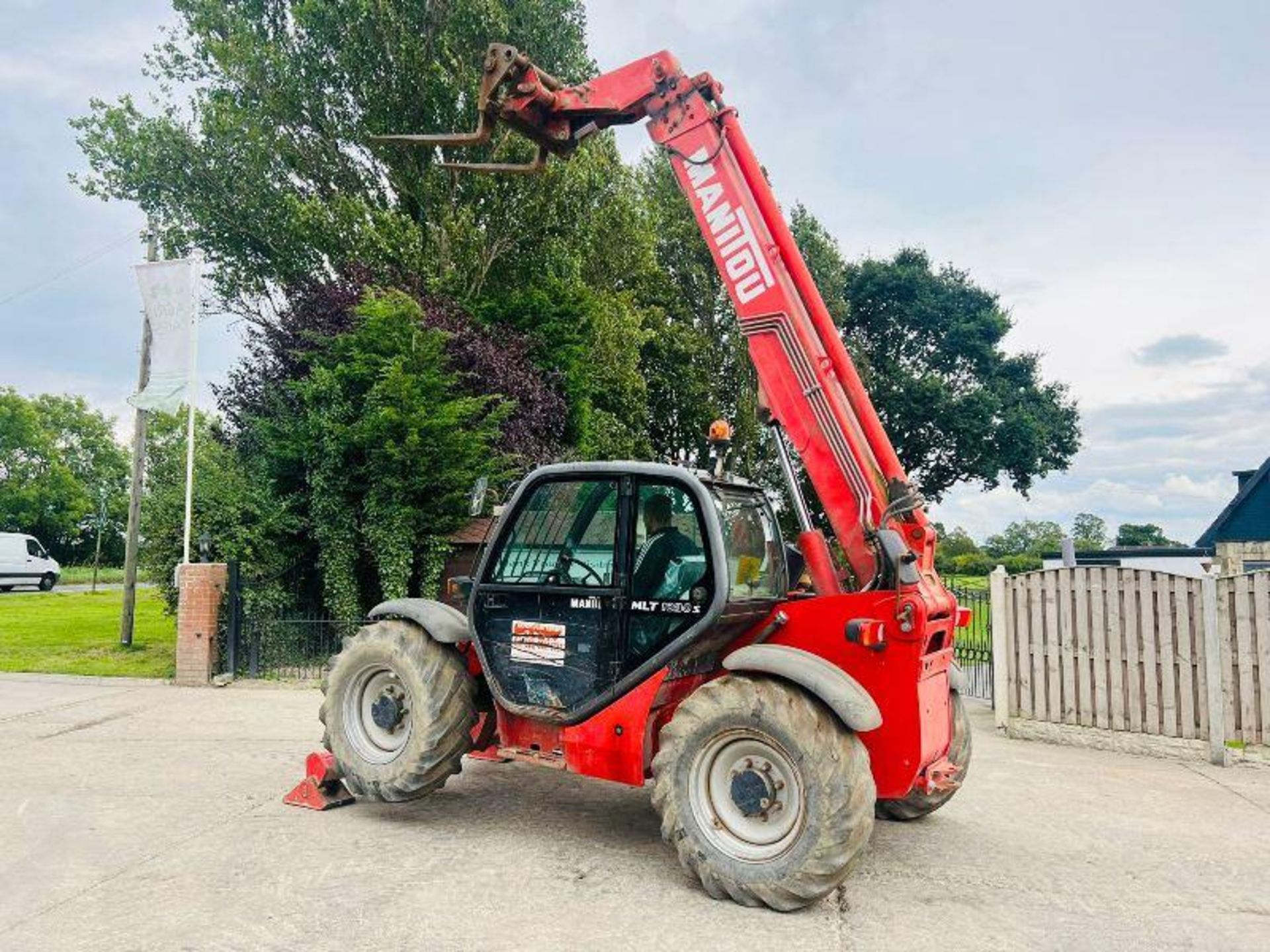 MANITOU MLT1030 4WD TELEHANDLER *10 METER REACH* C/W PALLET TINES - Image 9 of 13