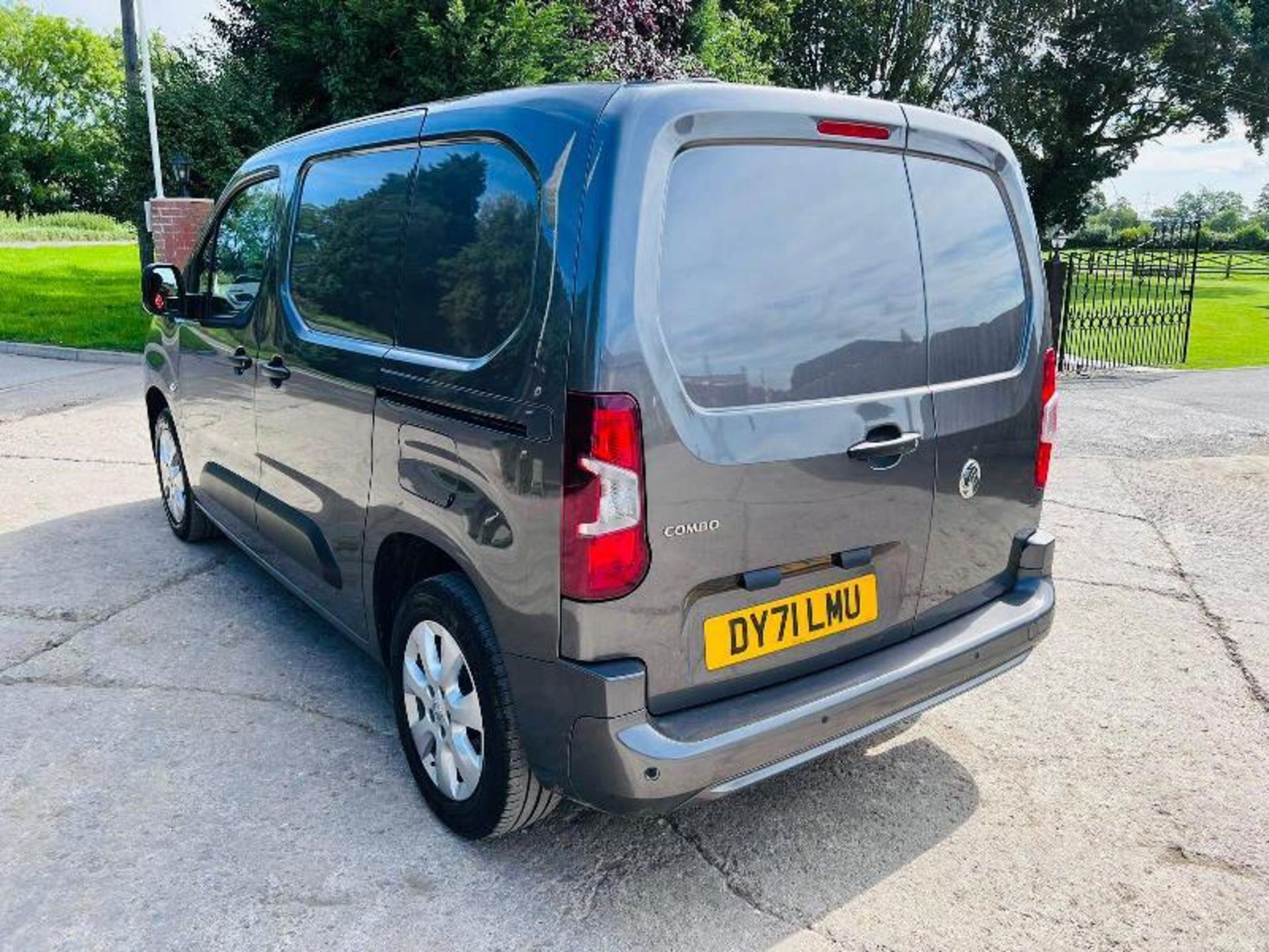 VAUXHALL COMBO 2000 GRIFFIN ED 1.5 TURBO D *YEAR 2021, 25351 MILES* - Image 6 of 19