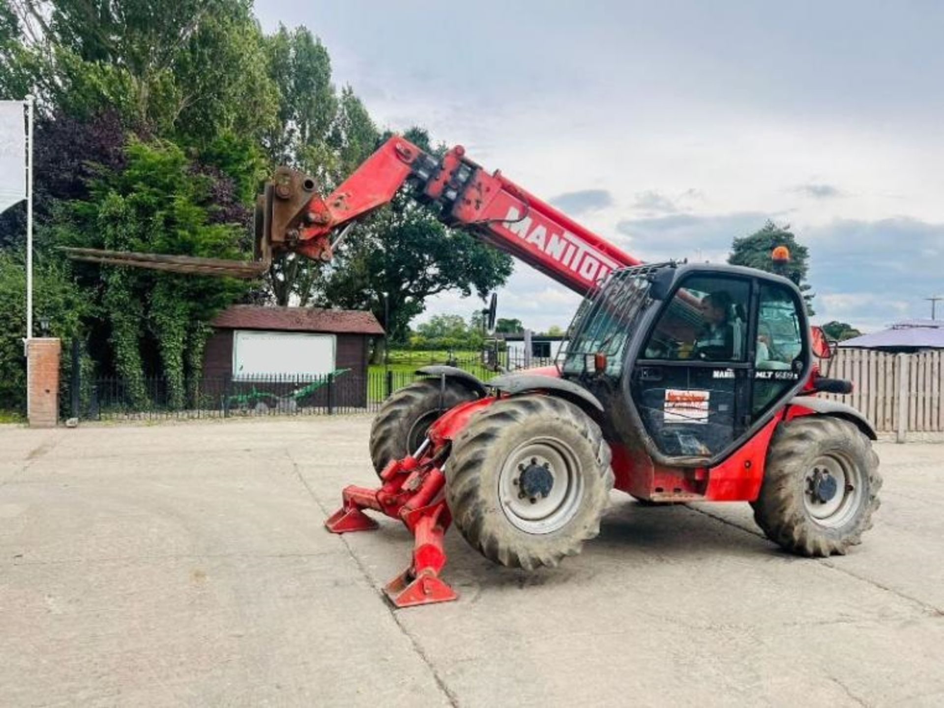 MANITOU MLT1030 4WD TELEHANDLER *10 METER REACH* C/W PALLET TINES