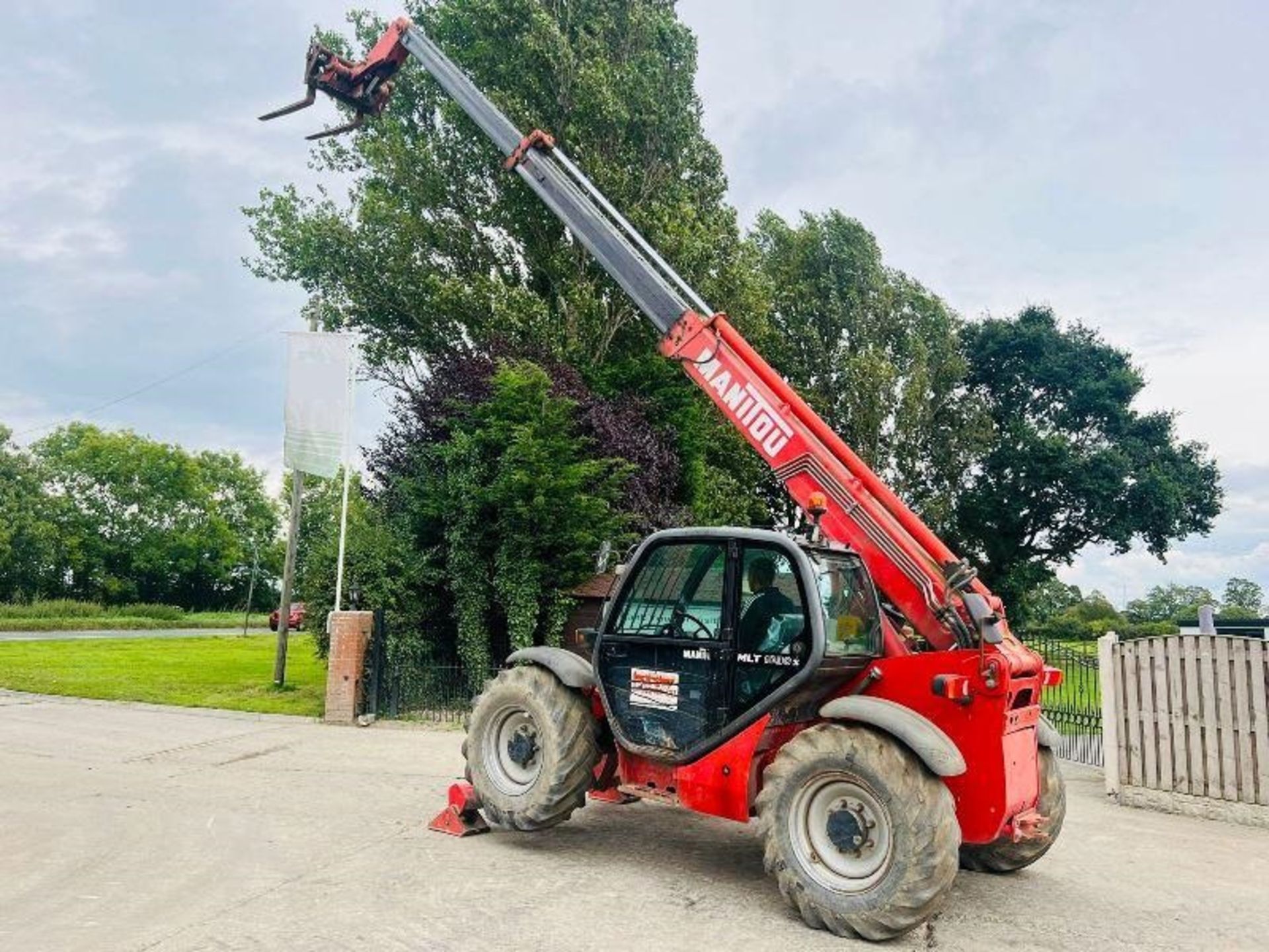 MANITOU MLT1030 4WD TELEHANDLER *10 METER REACH* C/W PALLET TINES - Image 12 of 13