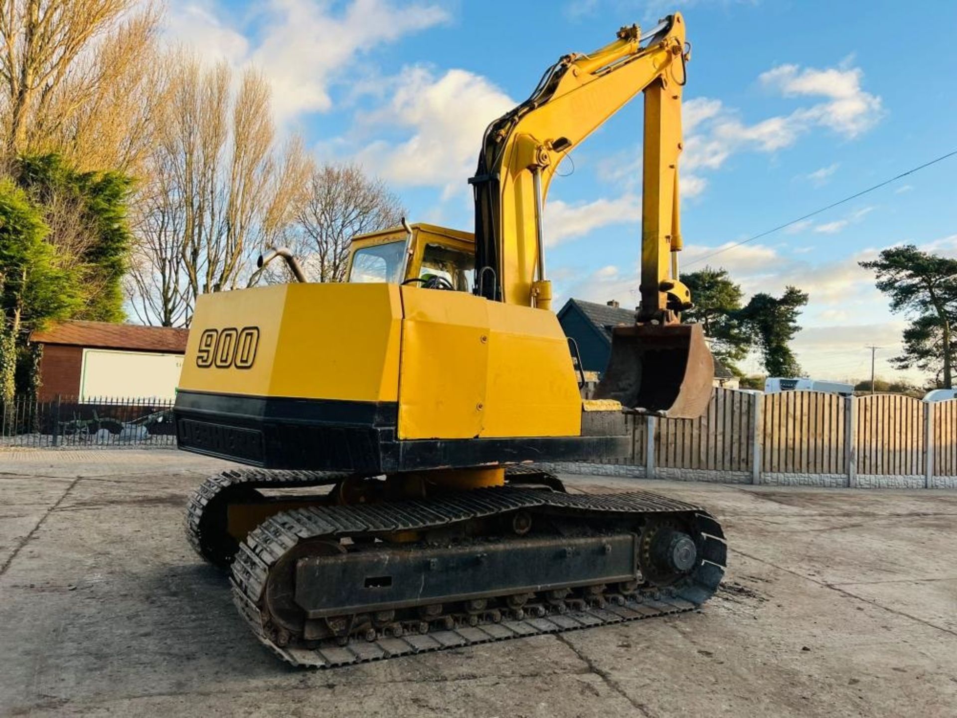 LIEBHERR 900 TRACKED EXCAVATOR C/W BUCKET - Image 11 of 12