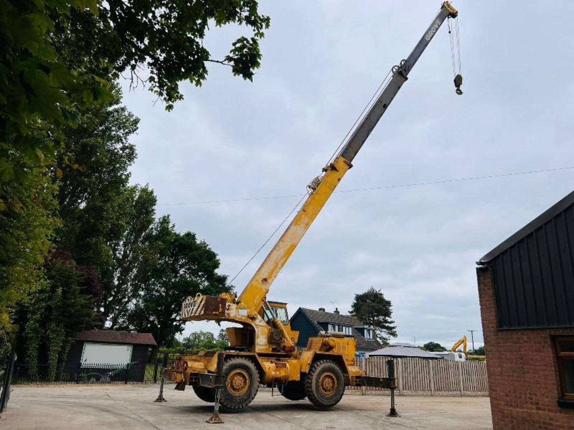 GROVES RT18 4X4 18 TON ROUGH TERRAIN CRANE C/W CATERPILLAR ENGINE - Image 2 of 16