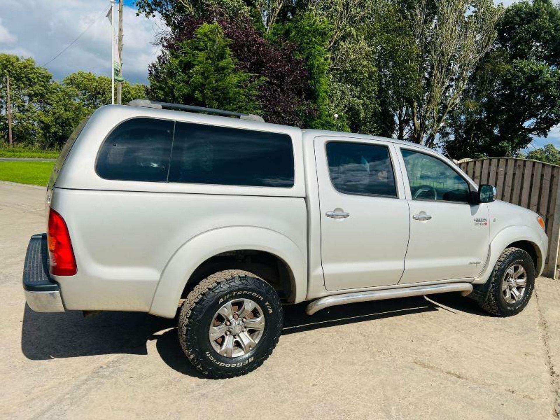 TOYOTA HILUX 2.5L DOUBLE CAB PICK UP *YEAR 2009, MOT'D JULY 2024* - Image 7 of 15