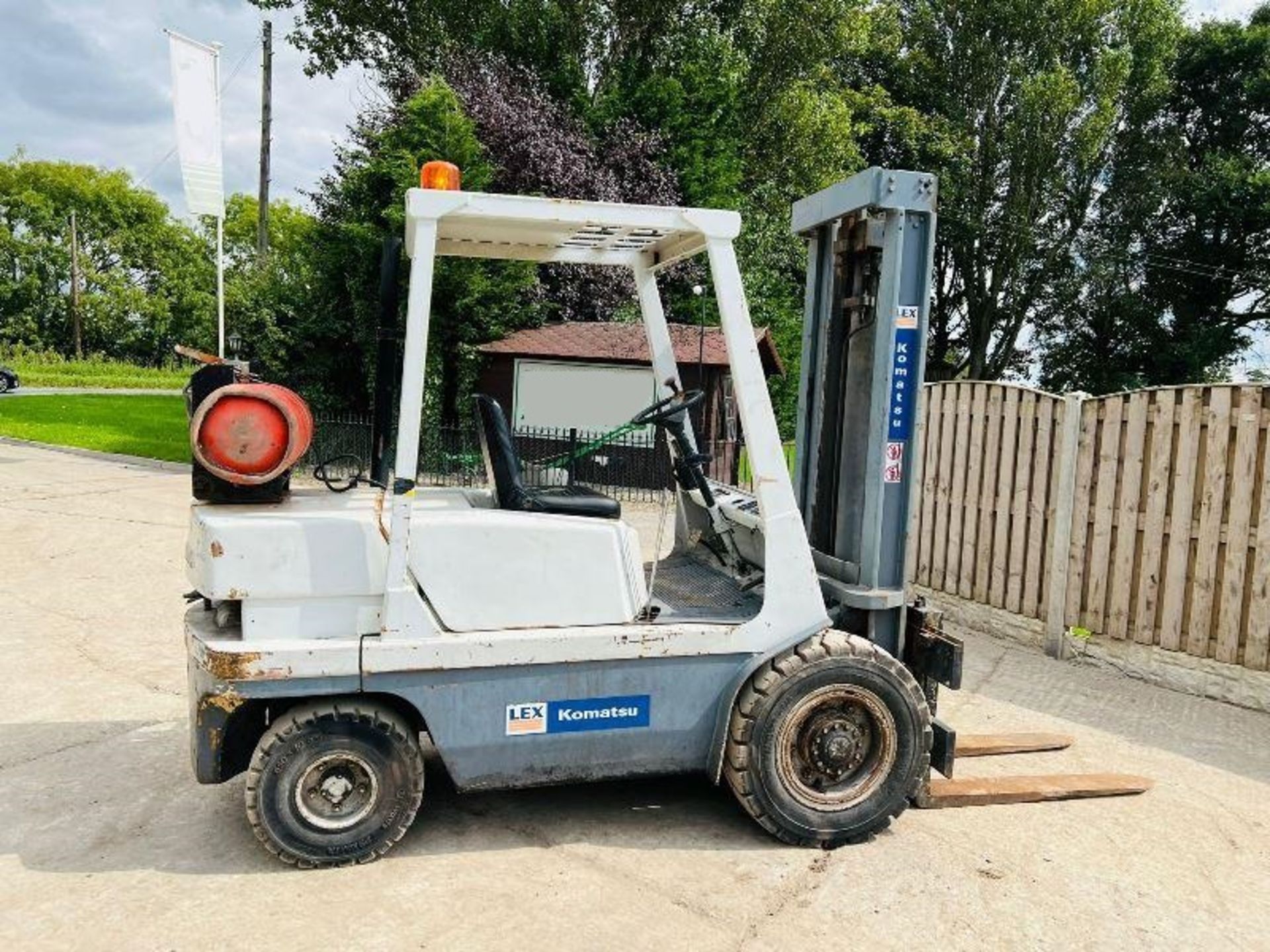 CLIMAX CAQ3.0 FORKLIFT C/W 2 STAGE MAST & PALLET TINES