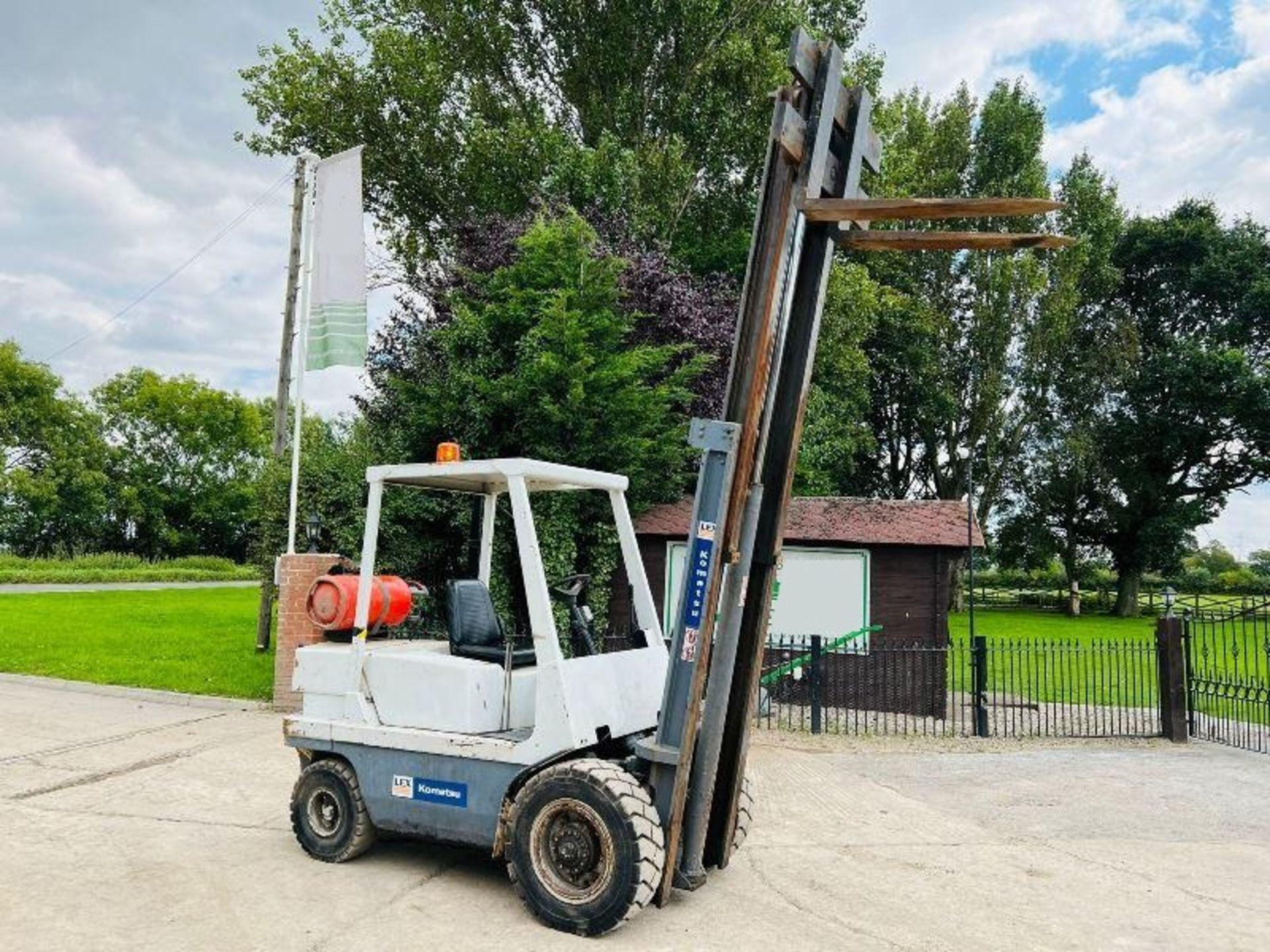 CLIMAX CAQ3.0 FORKLIFT C/W 2 STAGE MAST & PALLET TINES - Image 3 of 10