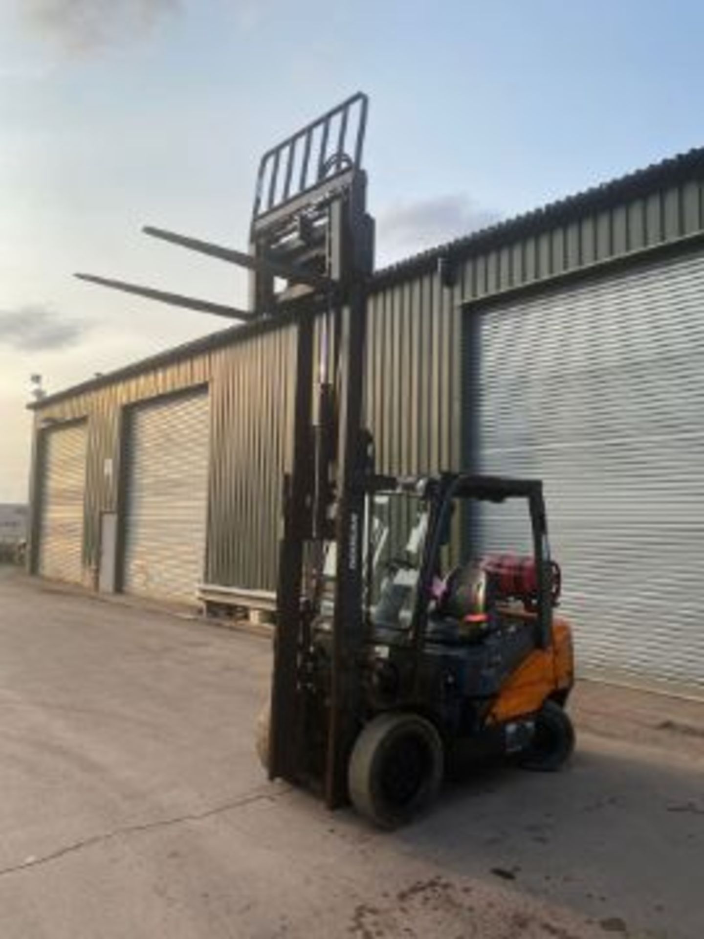 DOOSAN 2018 G25P-7 LPG GAS 2.5T FORKLIFT | FULL SERVICE HISTORY | SIDE SHIFT | HEIGHT 4750 - Image 2 of 10