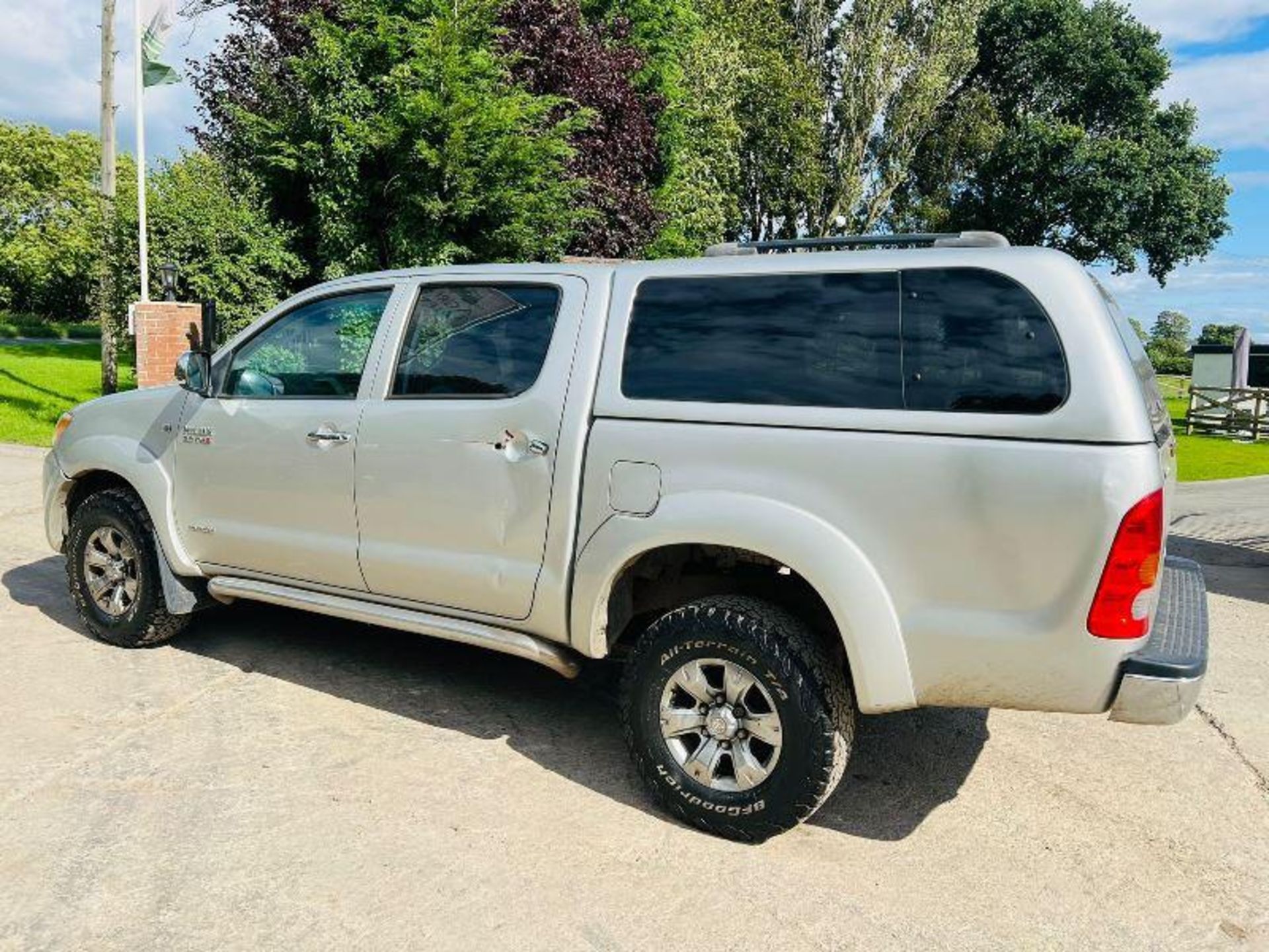 TOYOTA HILUX 2.5L DOUBLE CAB PICK UP *YEAR 2009, MOT'D JULY 2024* - Image 9 of 15