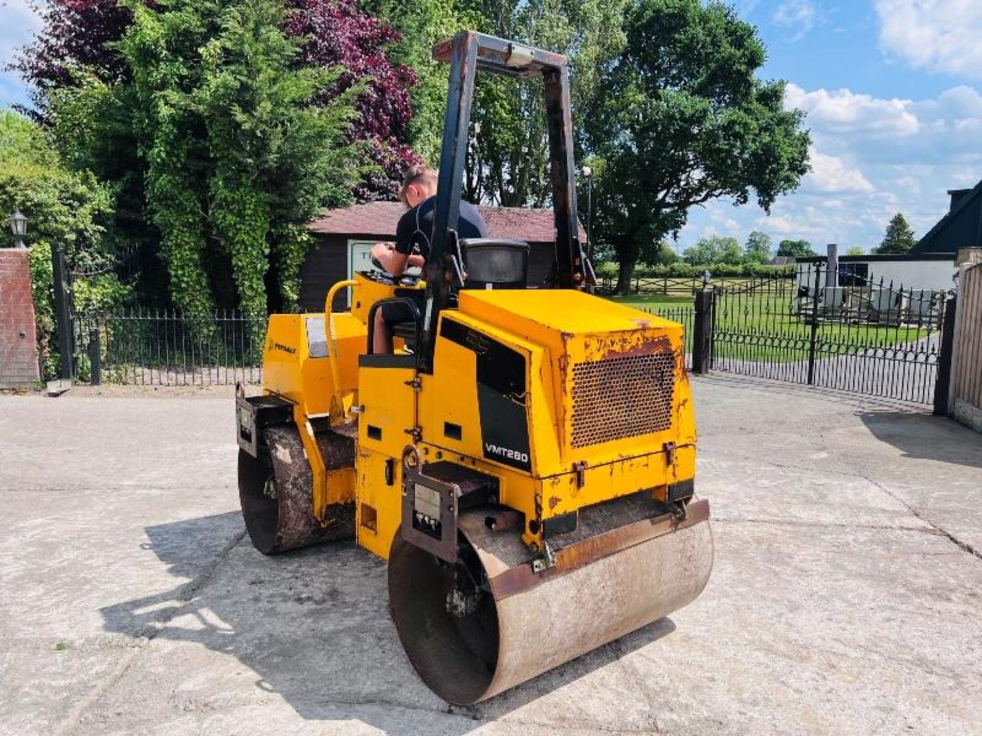 JCB VIBROMAX VMT280 DOUBLE DRUM ROLLER *685 HOURS* C/W ROLE BAR - Image 2 of 11