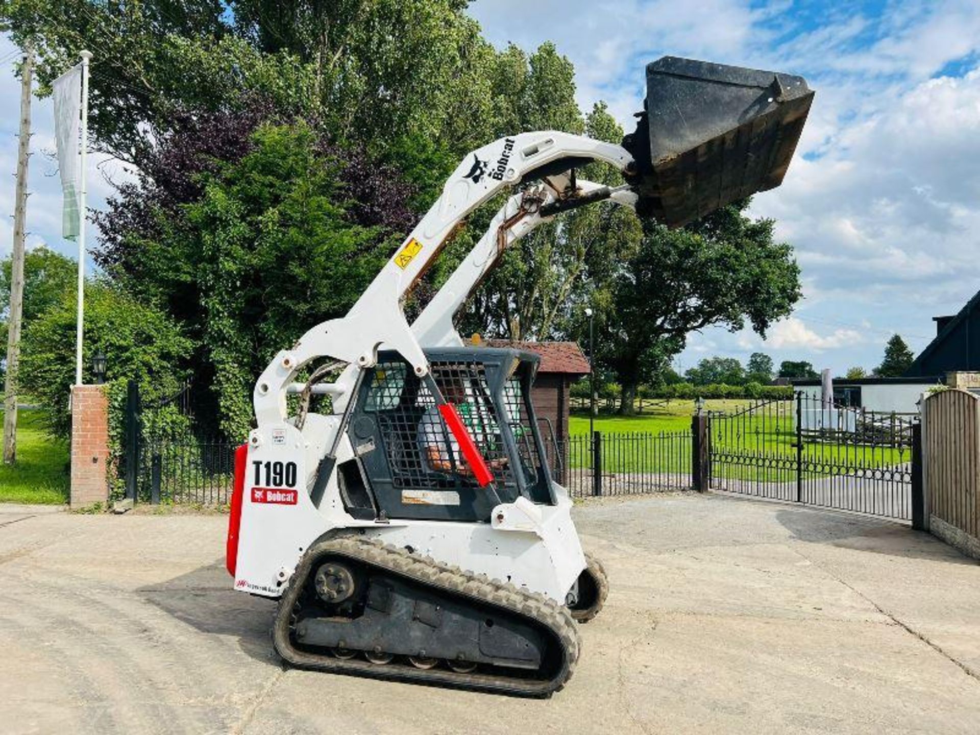 BOBCAT T190 TRACKED SKIDSTEER C/W BUCKET