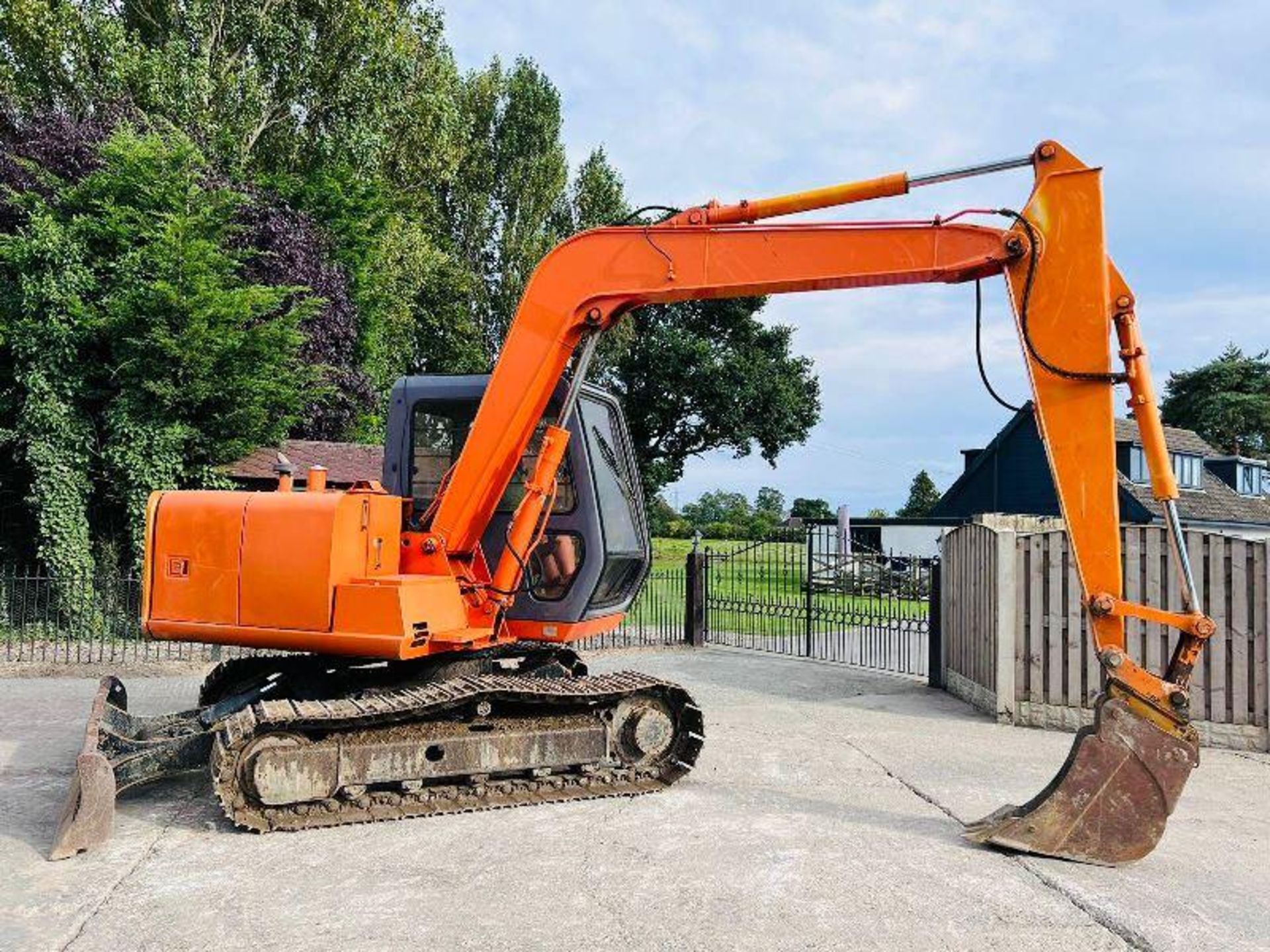 HITACHI EX60-3 TRACKED EXCAVATOR C/W BUCKET & BLAD - Image 4 of 16