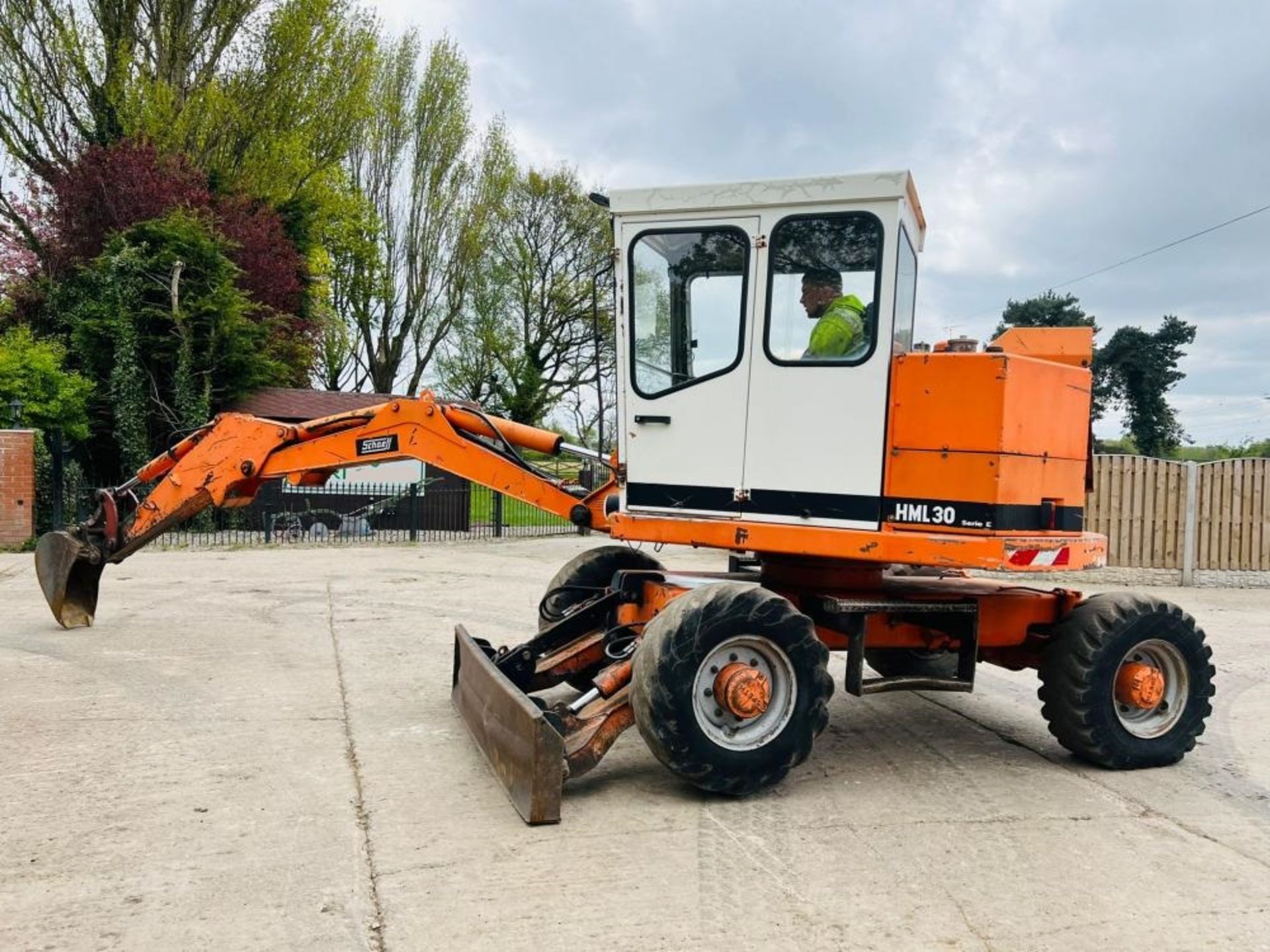 SCHAEFF HML30 4WD WHEELED EXCAVATOR C/W FRONT BLAD - Image 2 of 14