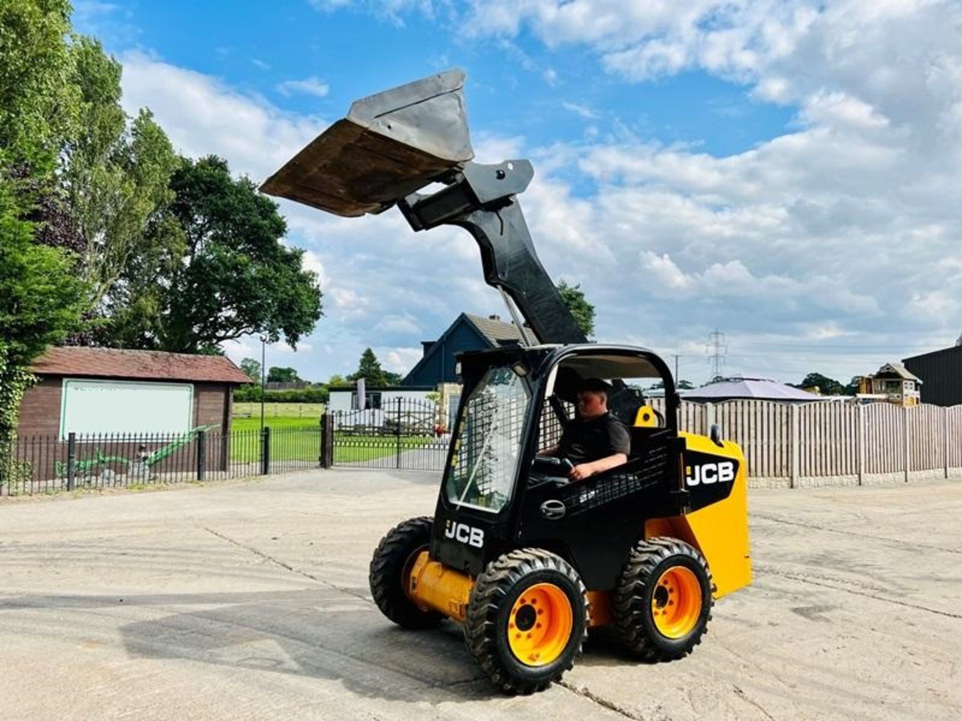 JCB 135 4WD SKIDSTEER * YEAR 2014 * C/W BUCKET - Image 4 of 11