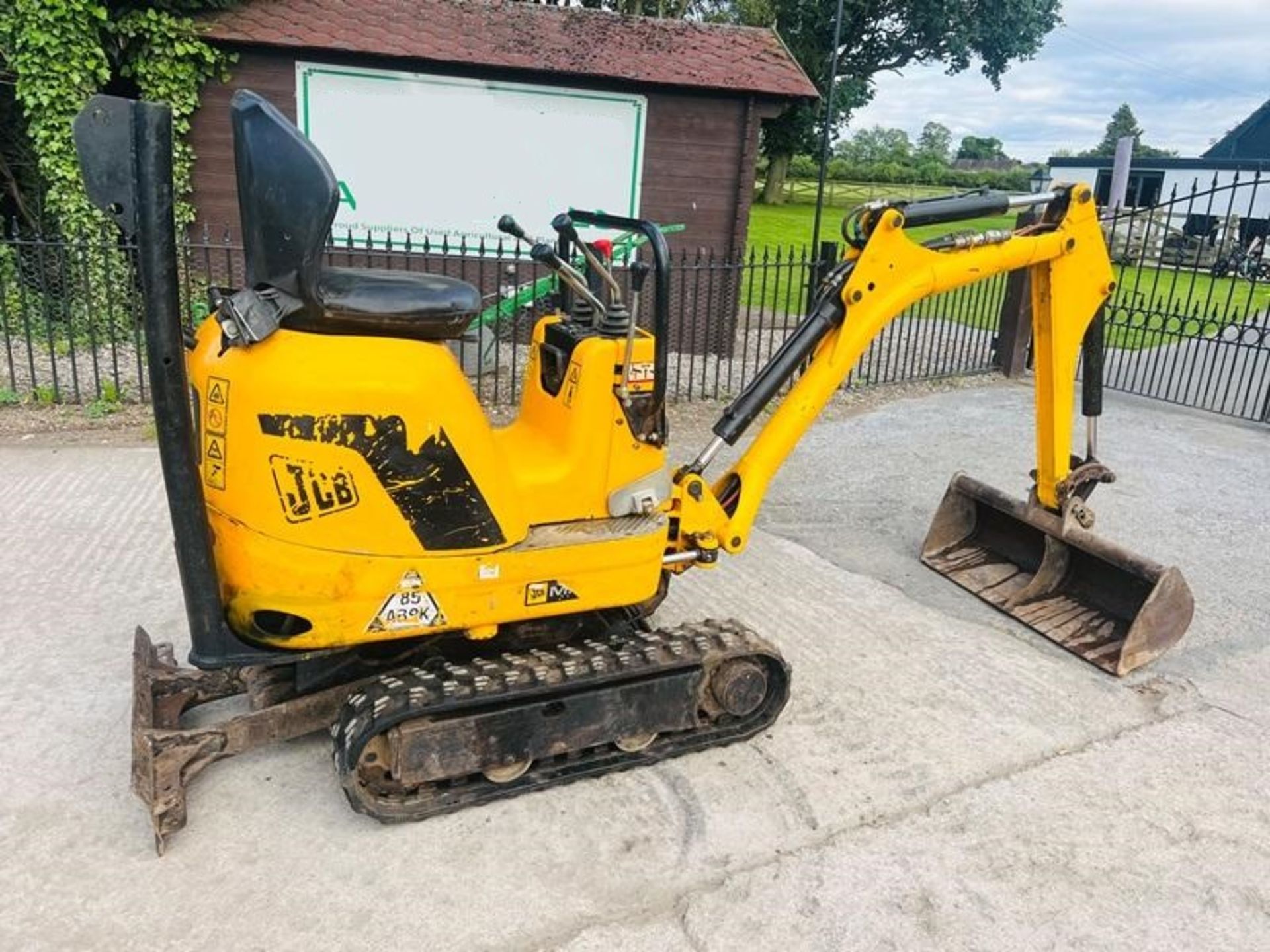 JCB MICRO DIGGER *2753 HOURS* C/W EXPANDING & RUBB - Image 4 of 7