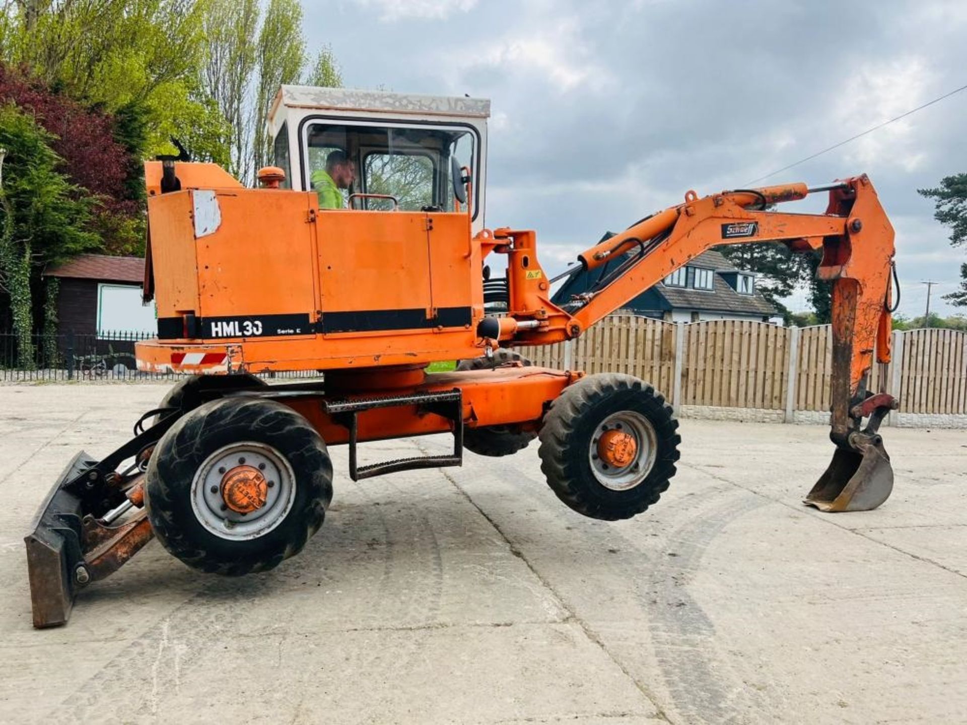 SCHAEFF HML30 4WD WHEELED EXCAVATOR C/W FRONT BLAD - Image 7 of 14