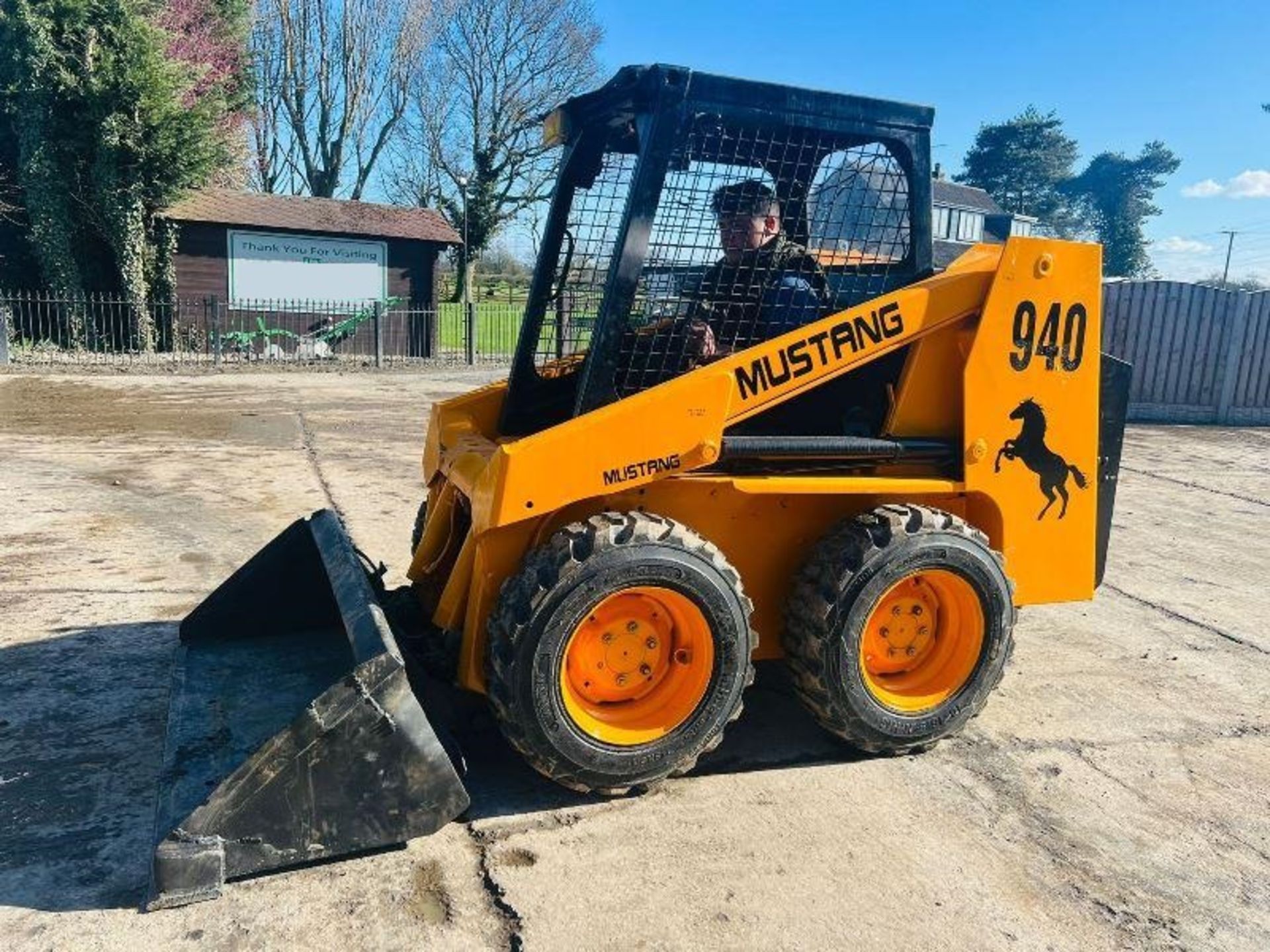 MUSTANG 940 4WD SKIDSTEER C/W BUCKET - Image 3 of 11