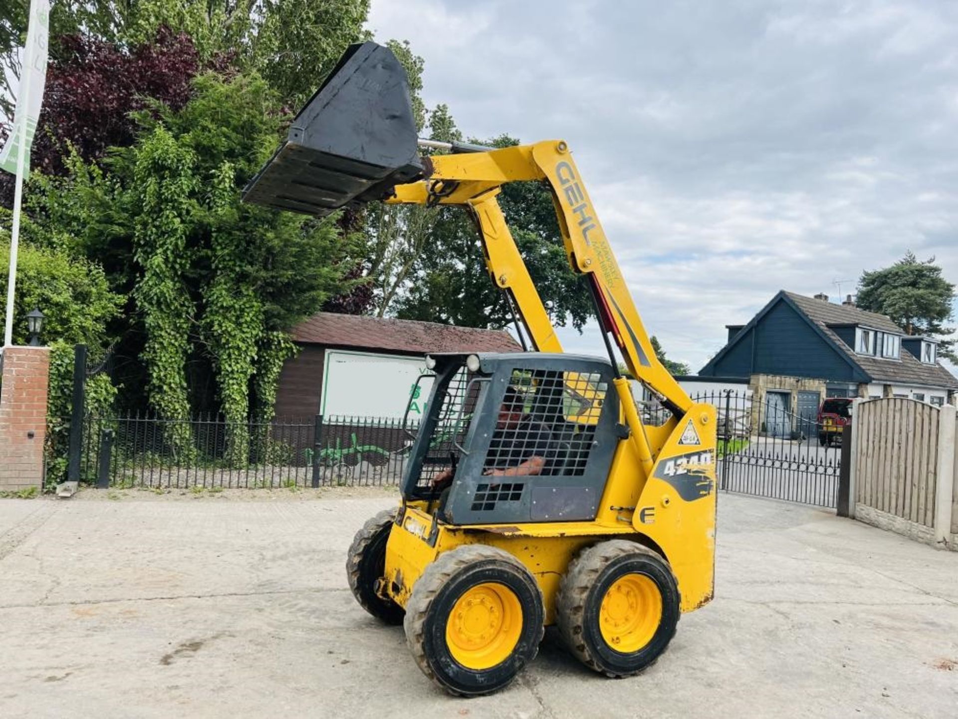 GEHL 4240 4WD SKIDSTEER *YEAR 2012* C/W BUCKET - Image 3 of 13