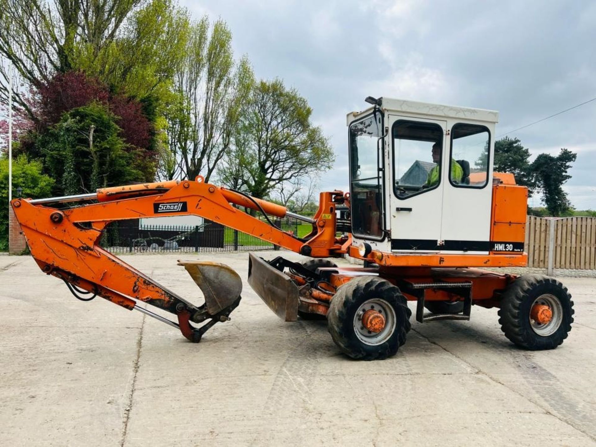 SCHAEFF HML30 4WD WHEELED EXCAVATOR C/W FRONT BLAD - Image 13 of 14