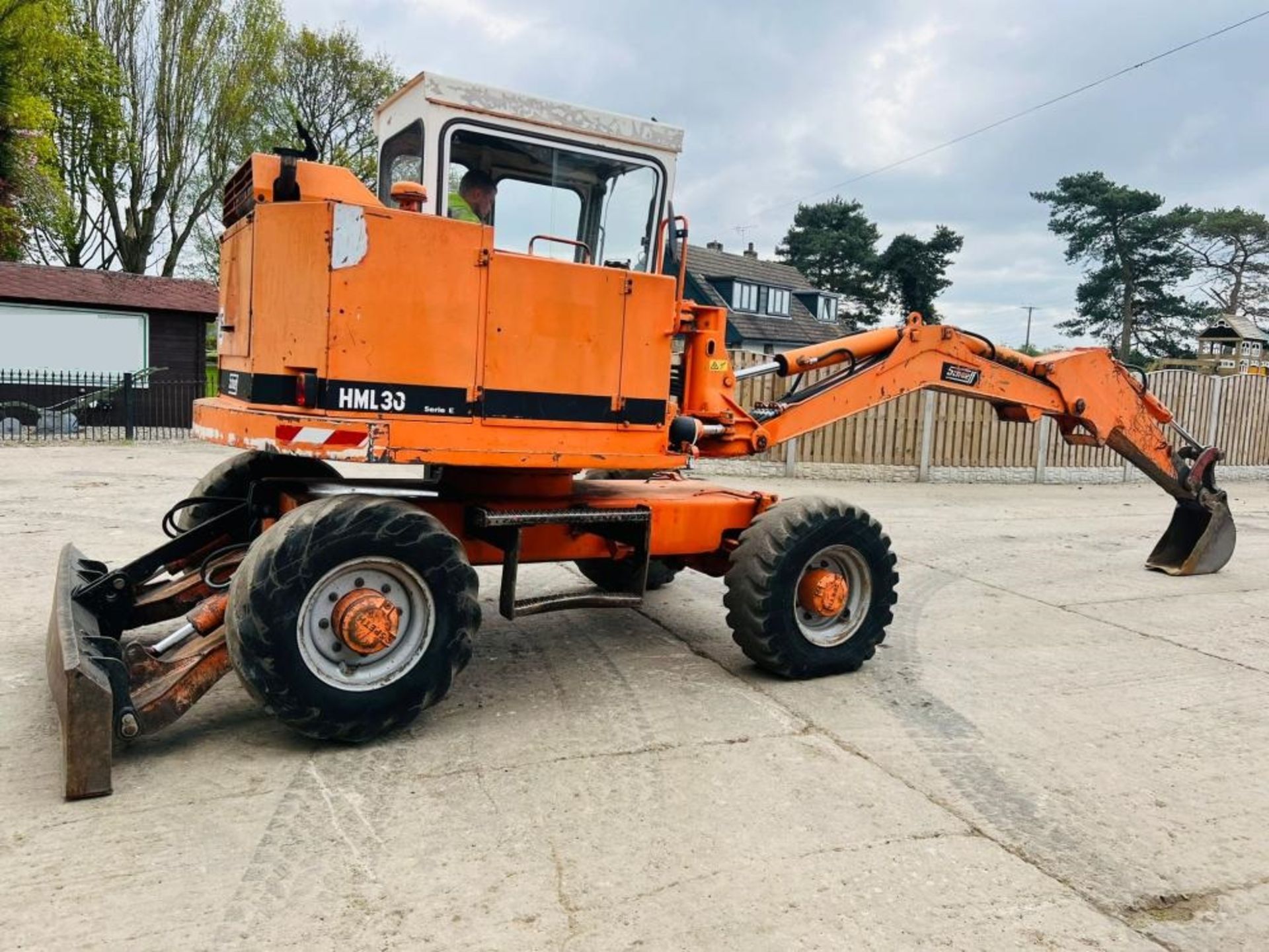 SCHAEFF HML30 4WD WHEELED EXCAVATOR C/W FRONT BLAD - Image 10 of 14