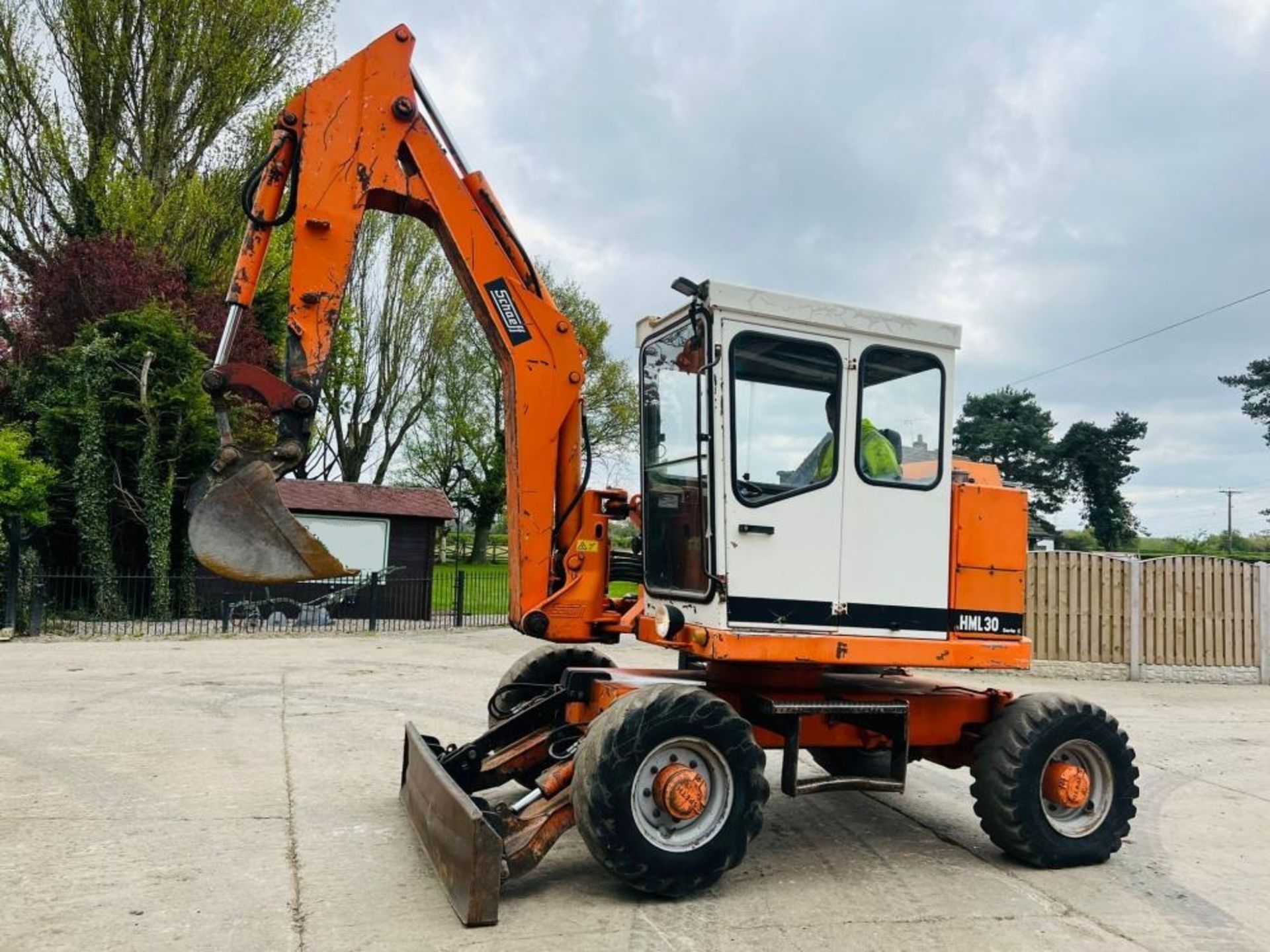 SCHAEFF HML30 4WD WHEELED EXCAVATOR C/W FRONT BLAD - Image 3 of 14