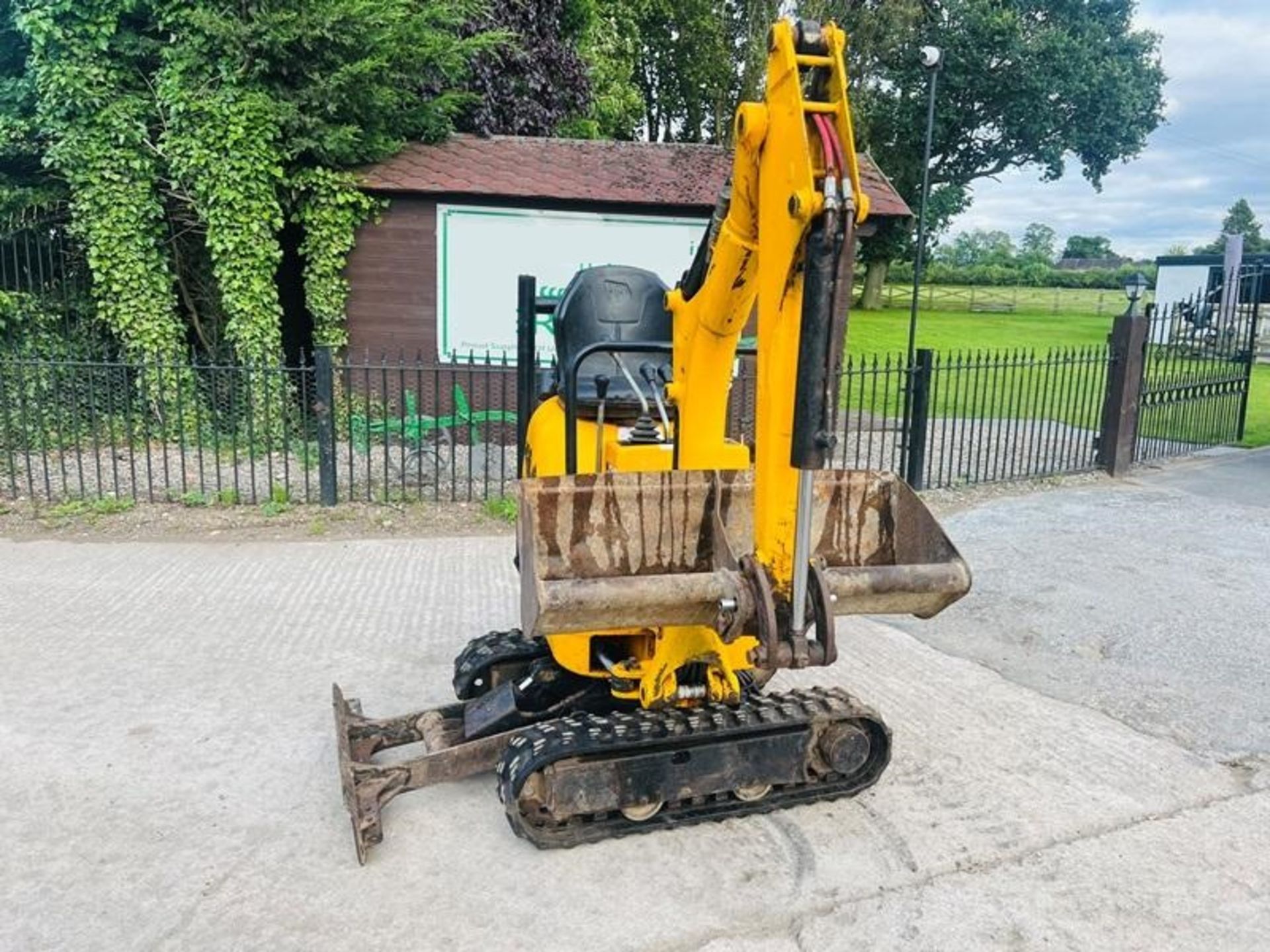 JCB MICRO DIGGER *2753 HOURS* C/W EXPANDING & RUBB - Image 2 of 7