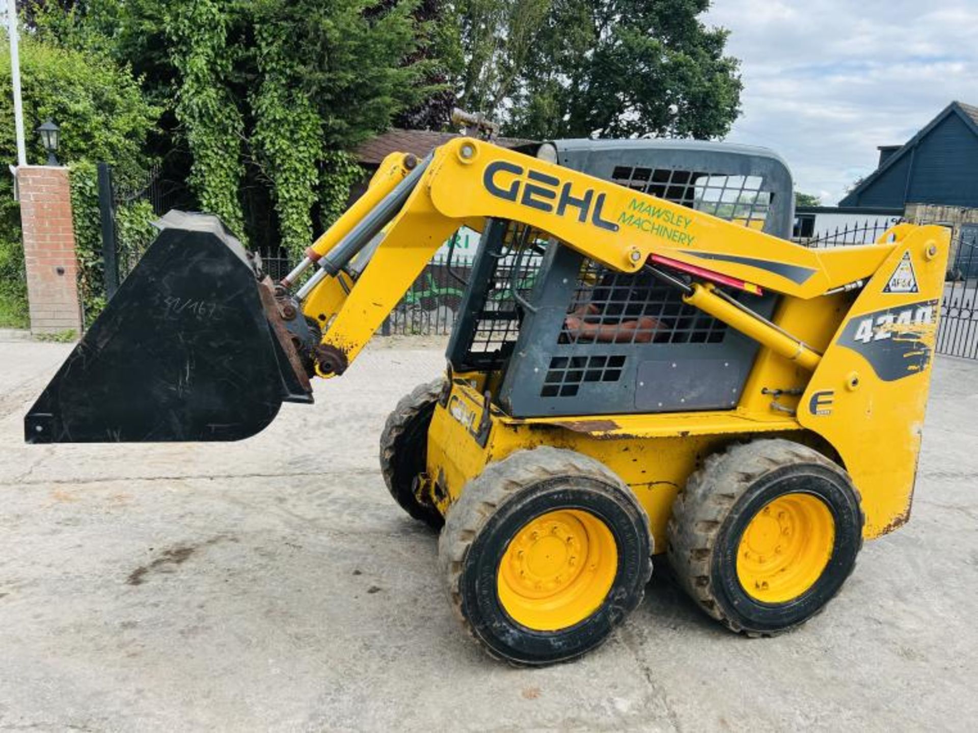 GEHL 4240 4WD SKIDSTEER *YEAR 2012* C/W BUCKET - Image 2 of 13