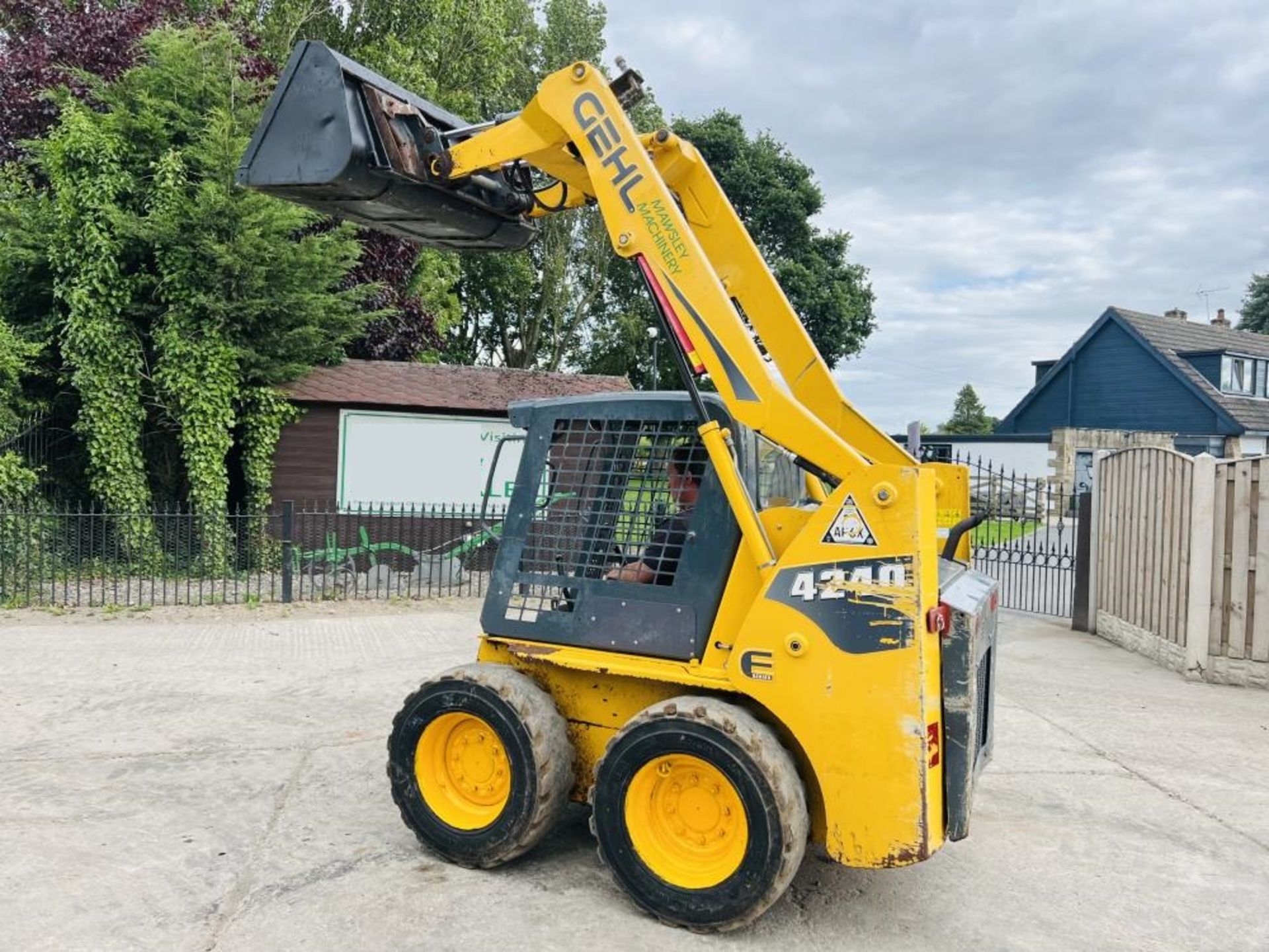 GEHL 4240 4WD SKIDSTEER *YEAR 2012* C/W BUCKET - Image 5 of 13