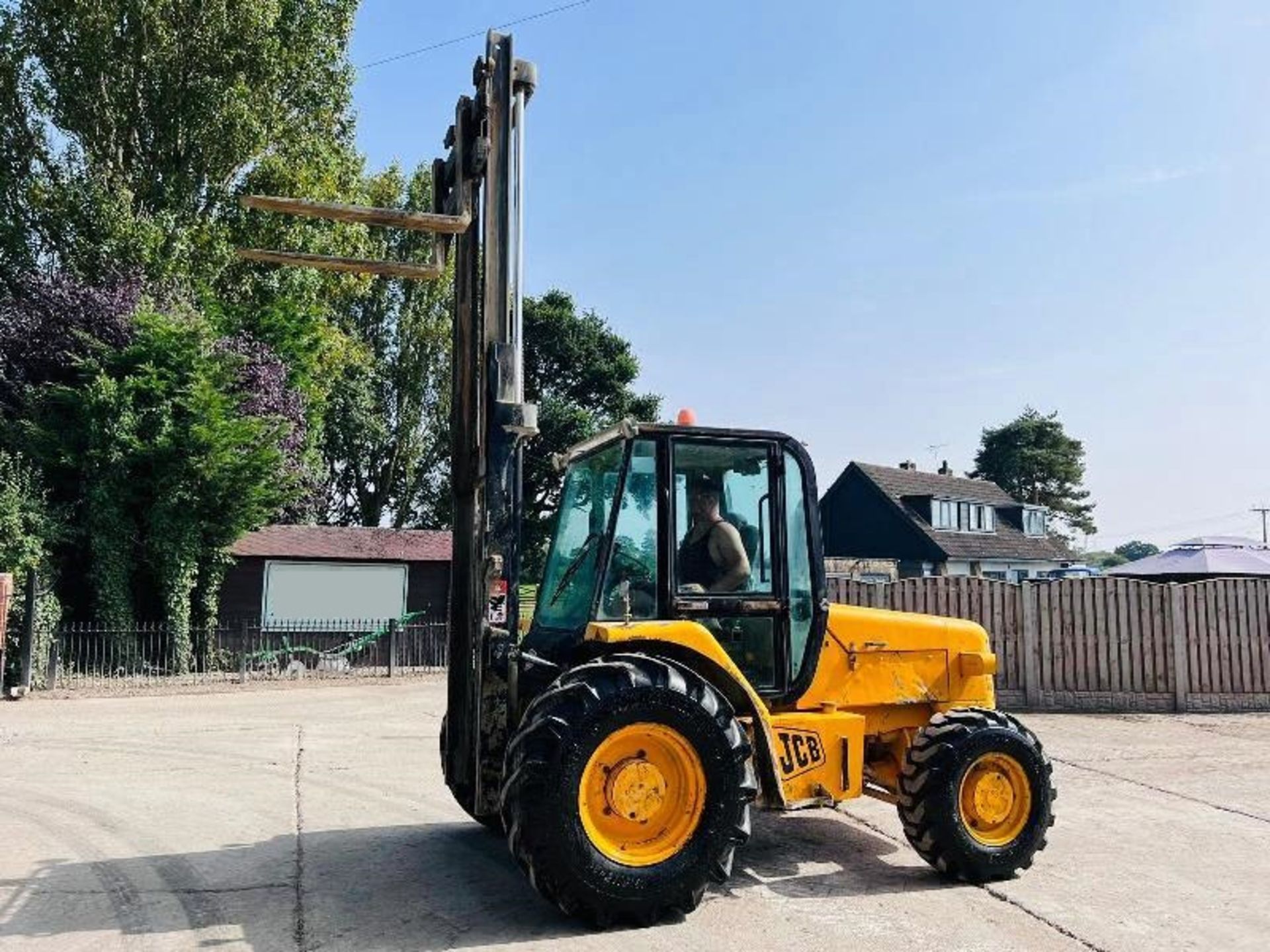 JCB 926 4WD ROUGH TERRIAN FORKLIFT C/W 2 STAGE MAS - Image 2 of 13