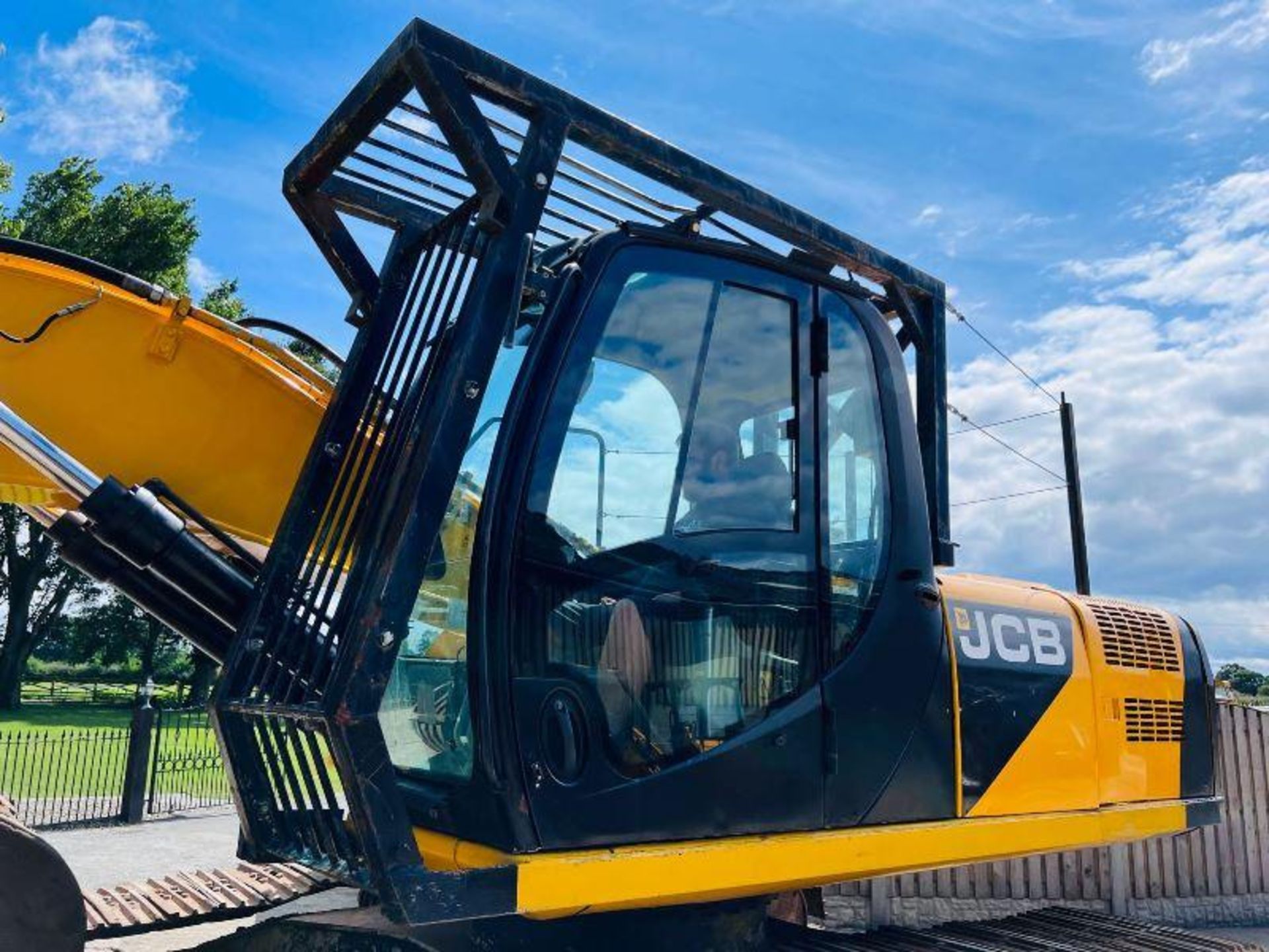 JCB JS220LC TRACKED EXCAVATOR *YEAR 2010* C/W BUCK - Image 15 of 18