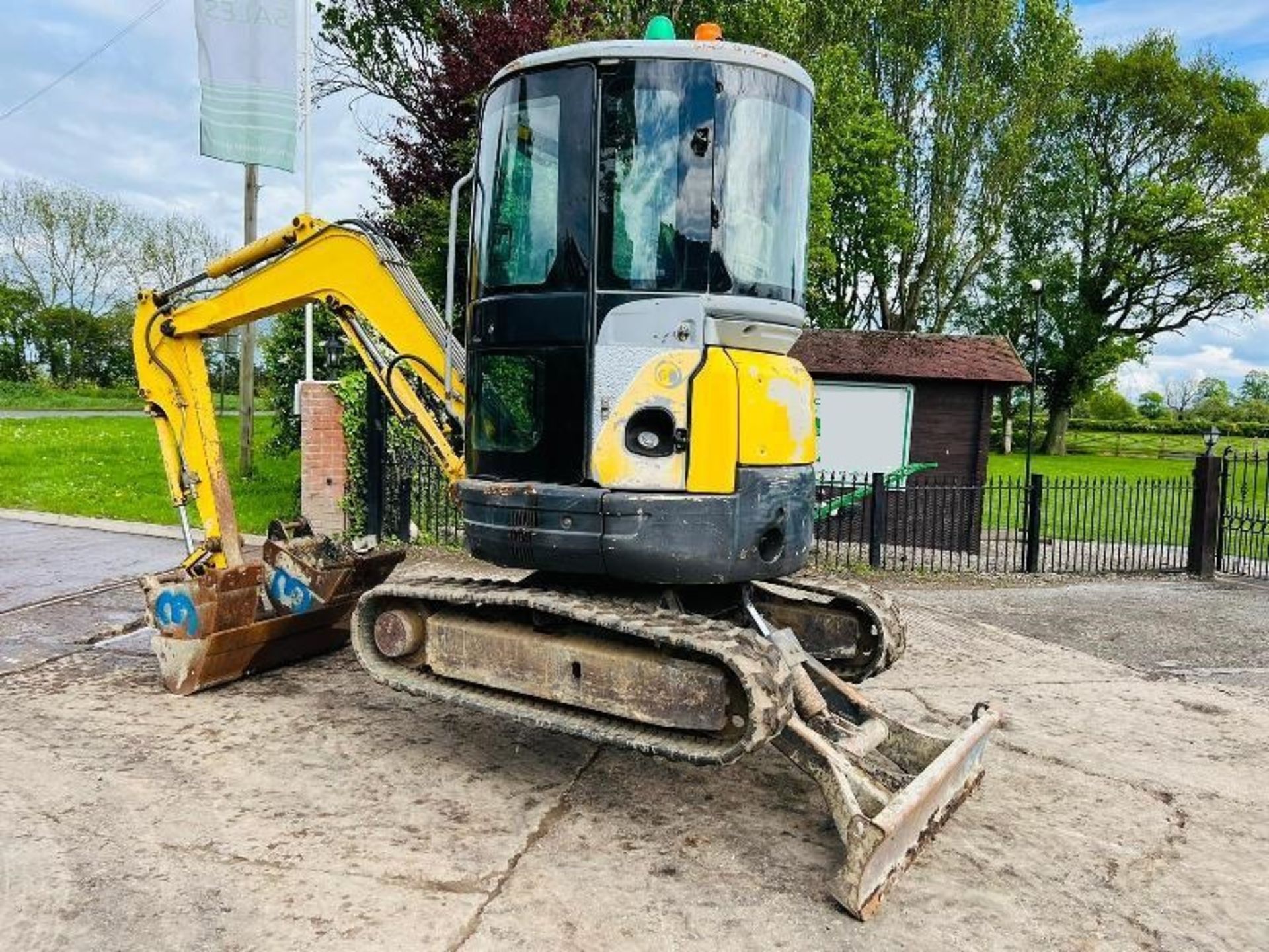 NEW HOLLAND E30-2C EXCAVATOR *ZERO SWING* C/W 3 X  - Image 10 of 11