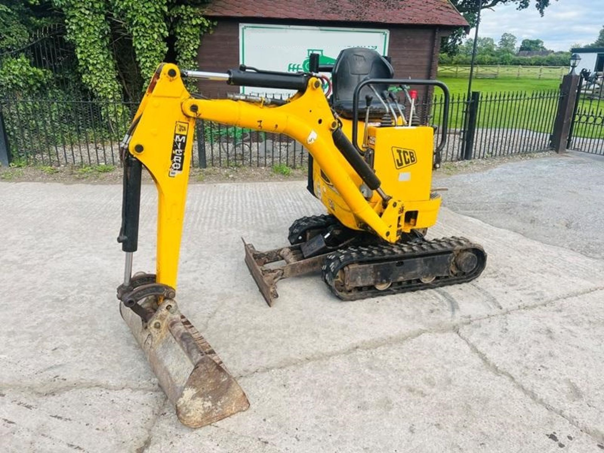 JCB MICRO DIGGER *2753 HOURS* C/W EXPANDING & RUBB - Image 3 of 7