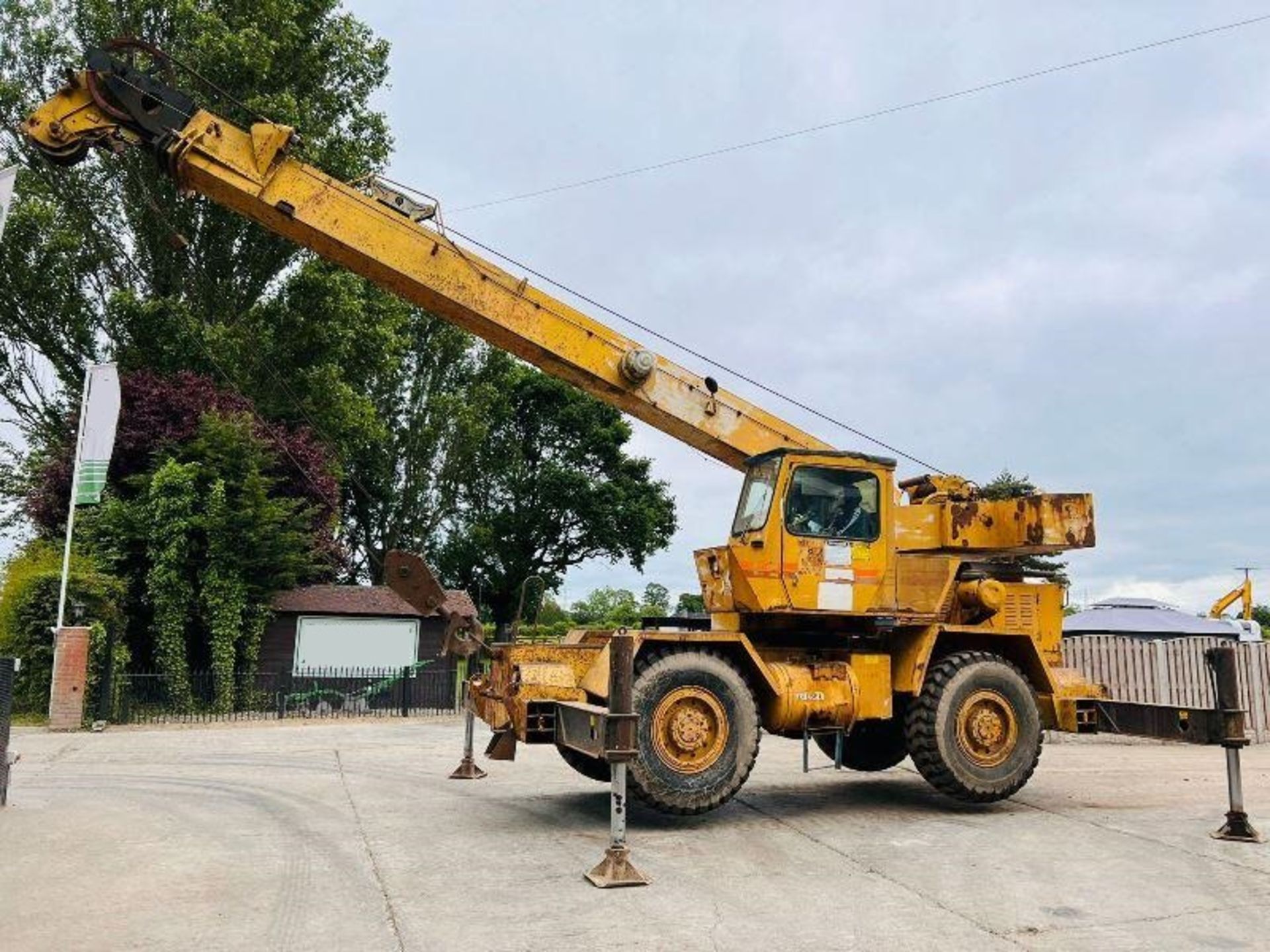 GROVES RT18 4X4 18 TON ROUGH TERRAIN CRANE C/W CAT - Image 10 of 16